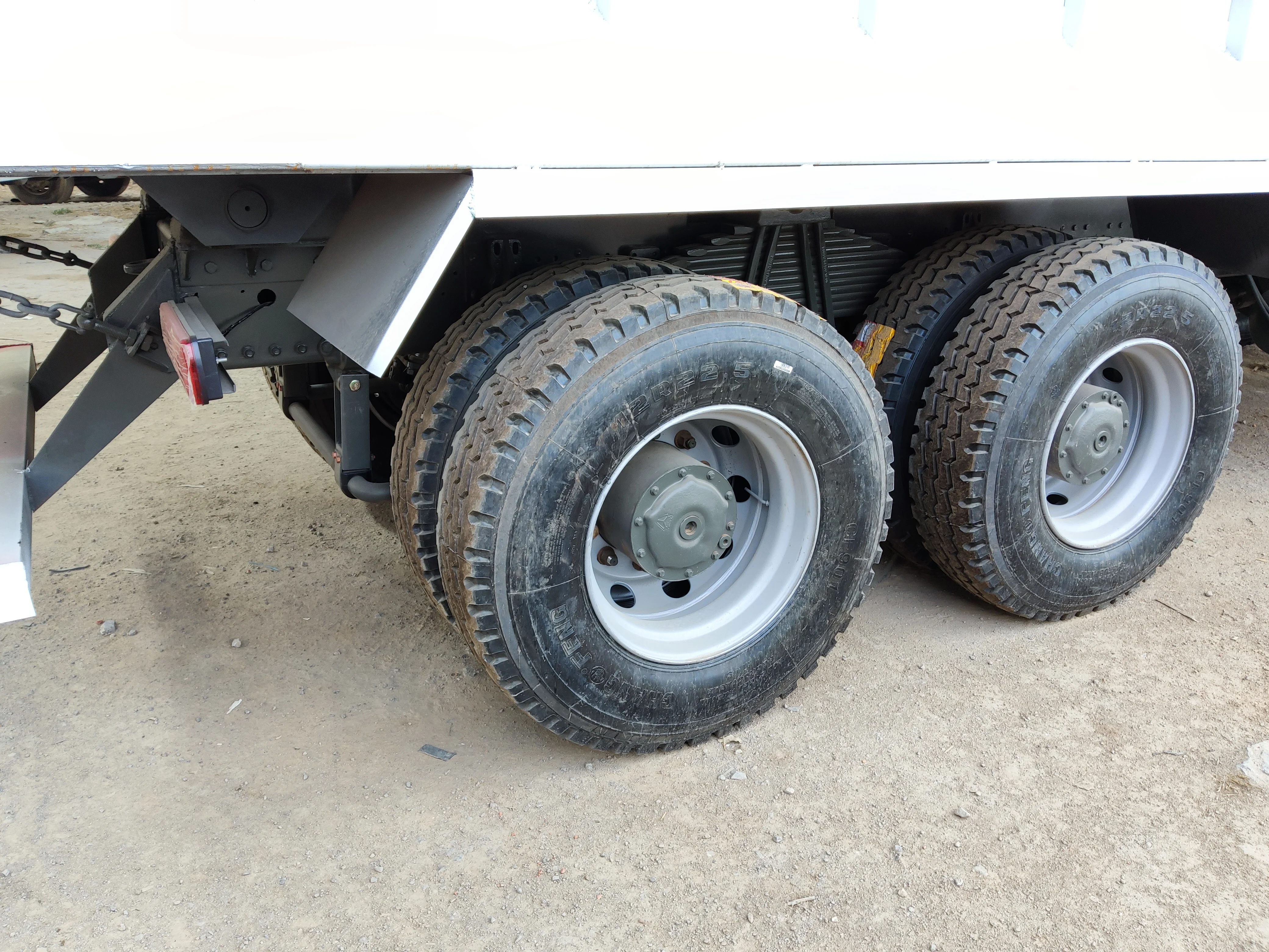 Б/у Sinotruk 10 Wheeler 6x4 грузовики Howo трактор Низкая цена Распродажа с бампером