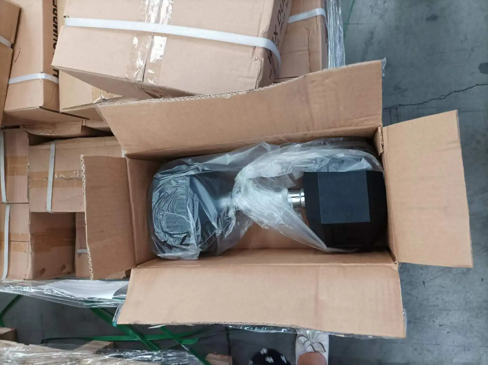 China Gym fitness equipment Chromed and Knurled 33 mm Steel Grip Rubber Covered Hex Dumbbells for Gym Training