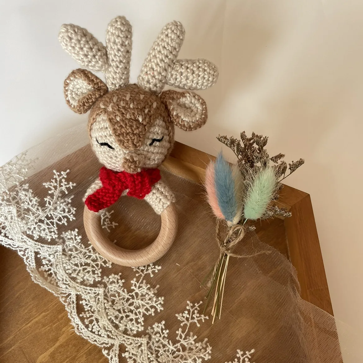 Low Moq Customized Wooden Ring Newborn Soothing Toy Different Animal Pattern  Crocheted Cotton Beech Gift Knitted Rattle Toy