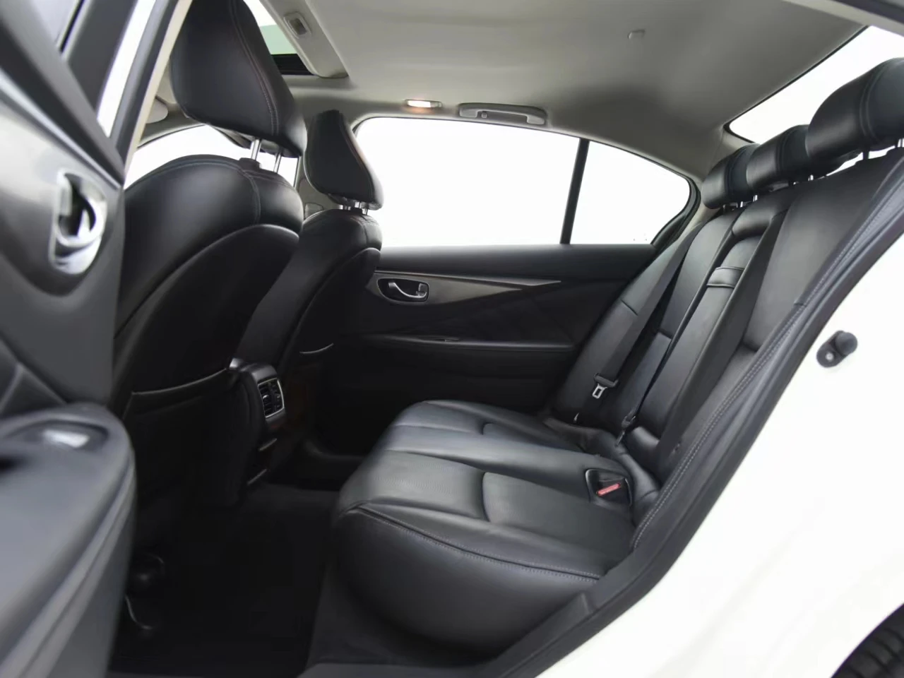Infiniti Q50L 2016 модель 2 0 T Eur 5 бензиновый Подержанный автомобиль