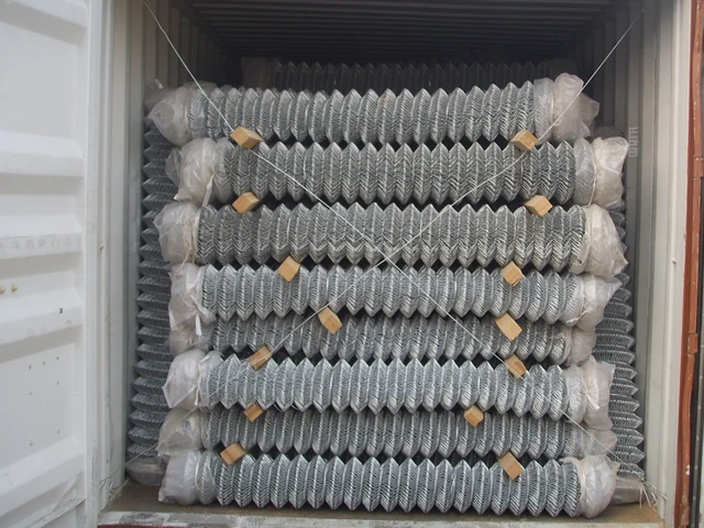 High quality electro/hot-dipped galvanized chain link fence cyclone wire mesh factory manufacturer