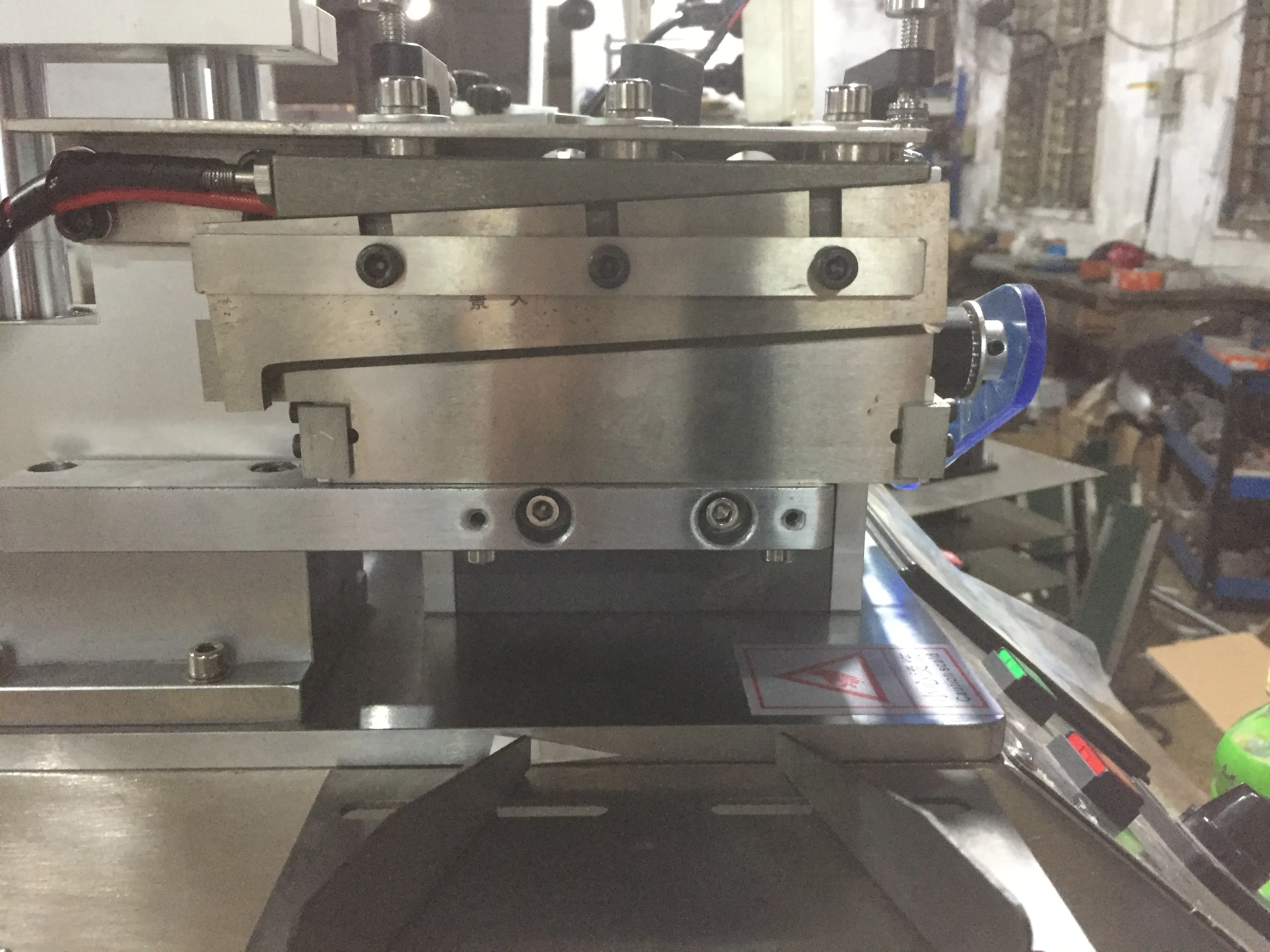 JQ-3010 High Speed Small Size Desktop Type Nylon Taffeta Label Cutting Machine for Cotton Tape and Clothing Wash Care Labels