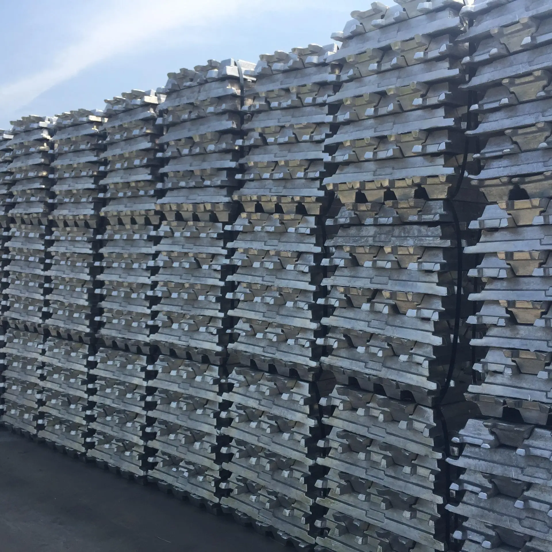 China trader low price aluminium ingot a7 99.7% and a8 99.8% scrap