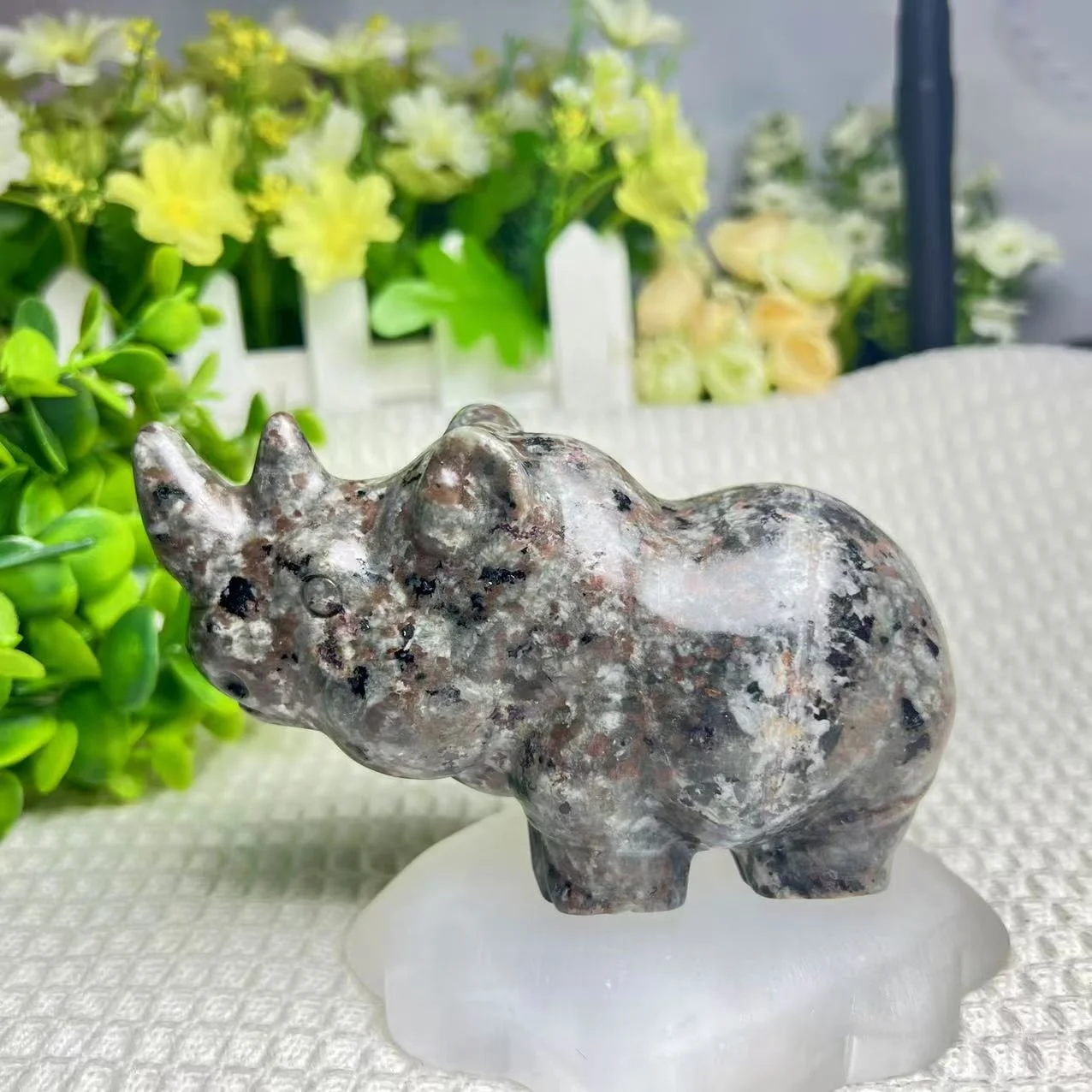 Selling Large Size Yooperlite Rhino Carving UV Fluorescent Yooperlite Spirit Healing Crystal Animal Home Decor
