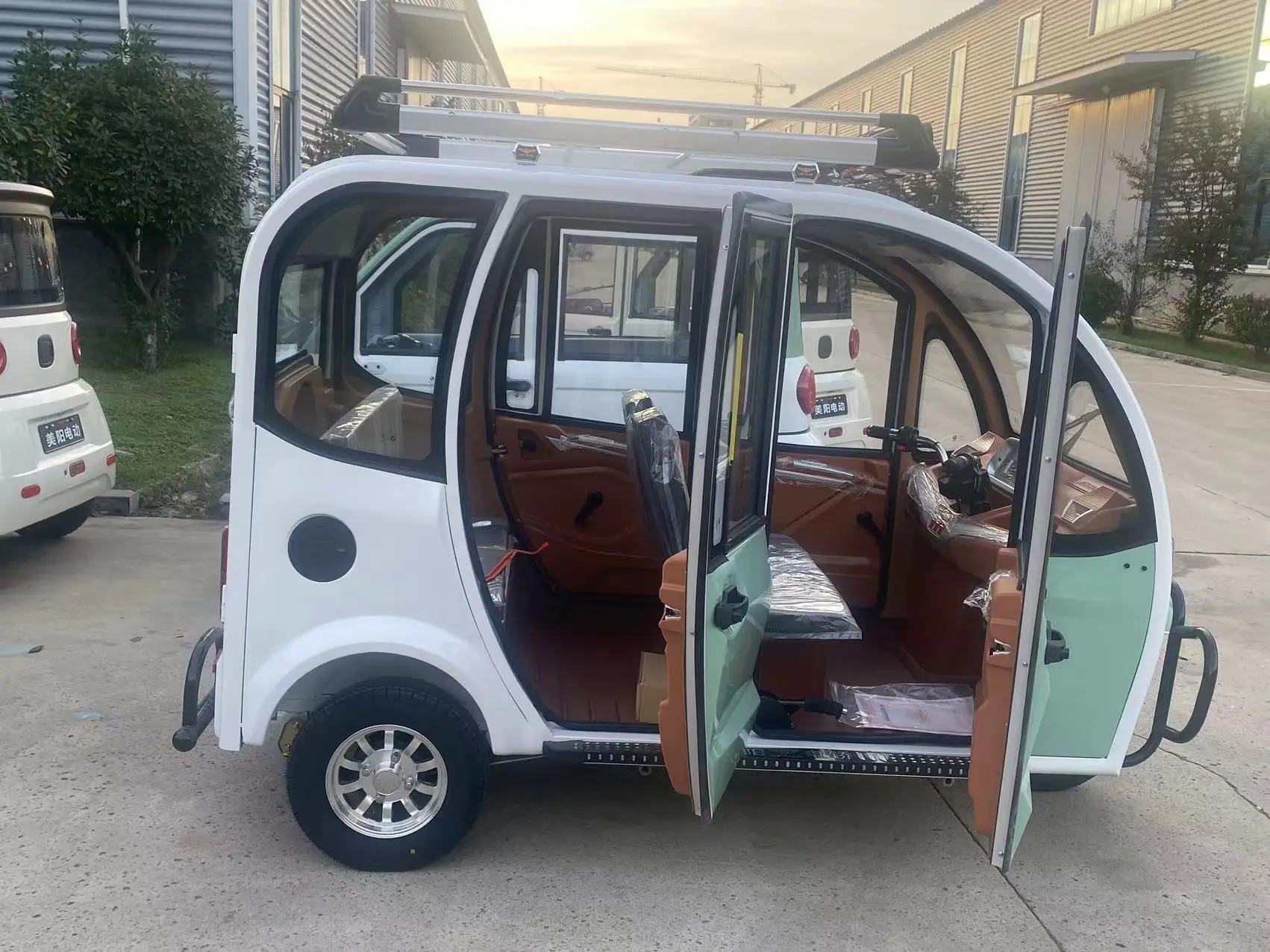 5-door 4-seater extra-large space electric tricycles for adult senior citizens windproof rainproof enclosed electric tricycle
