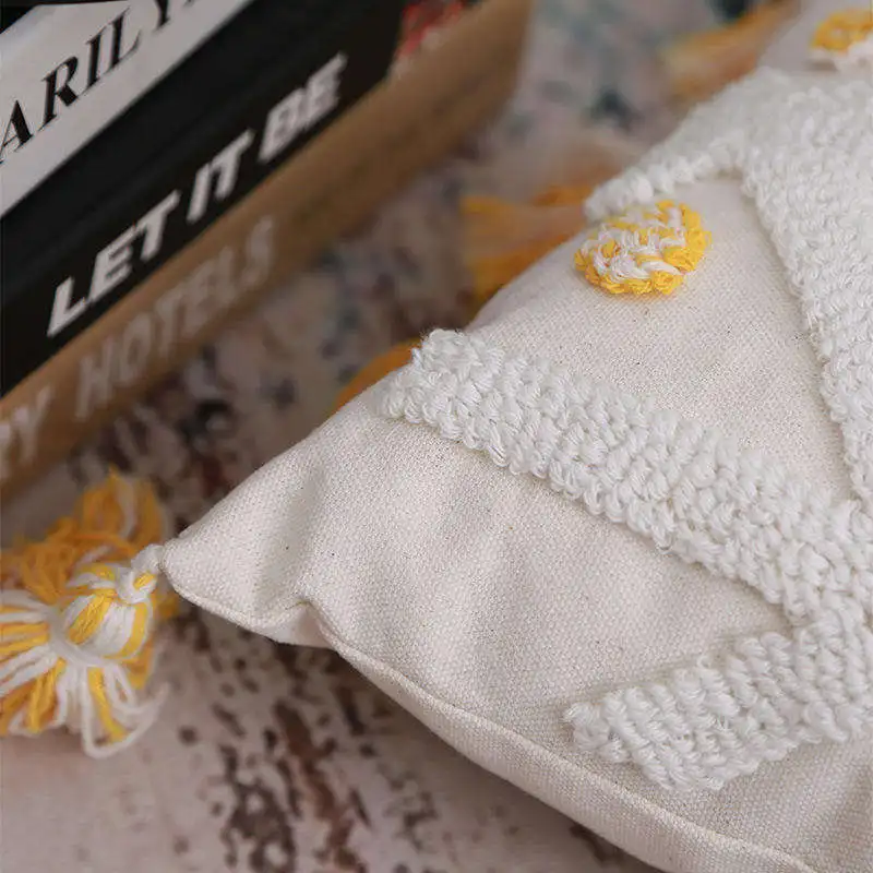 Innermor 2024 News hot selling gold ball tassel Farmhouse Decor tufted cotton boho style hand made cushion cover