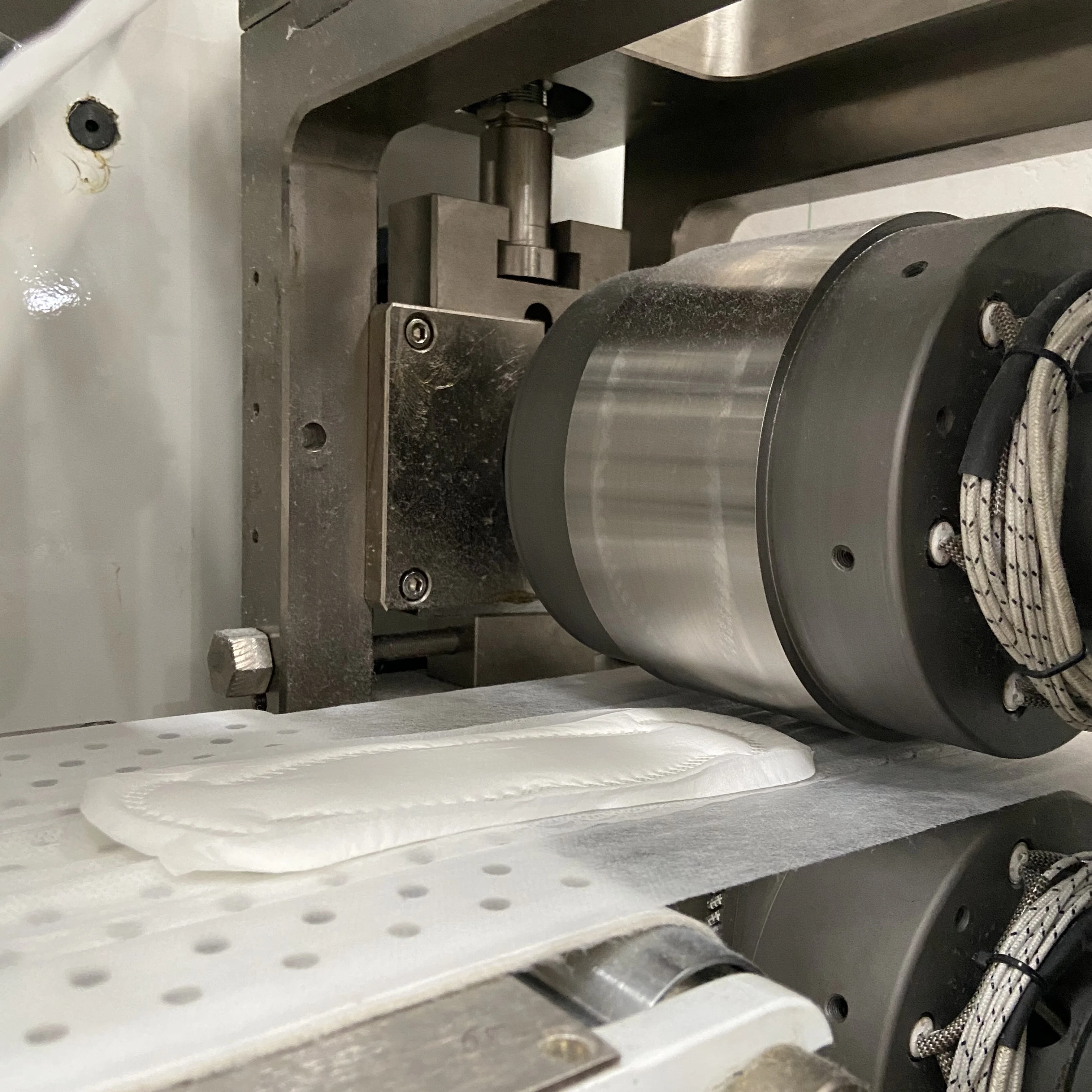 Disposal use sanitary pads and napkins making machine women with sanitary napkin incinetor machine