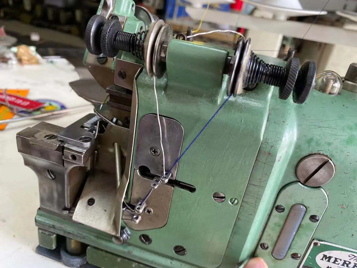 Secondhand merrow MG-3D arm badge armband shoe overlock machine Epaulet embroider machine