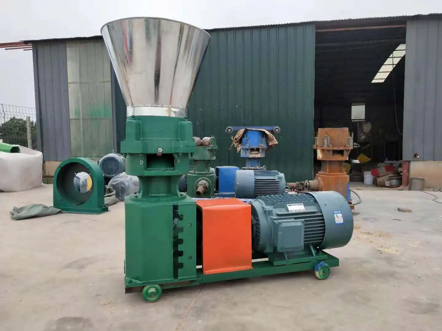 Hot sale animals feed pellet machine in cattle sheep poultry fish animal feed product china