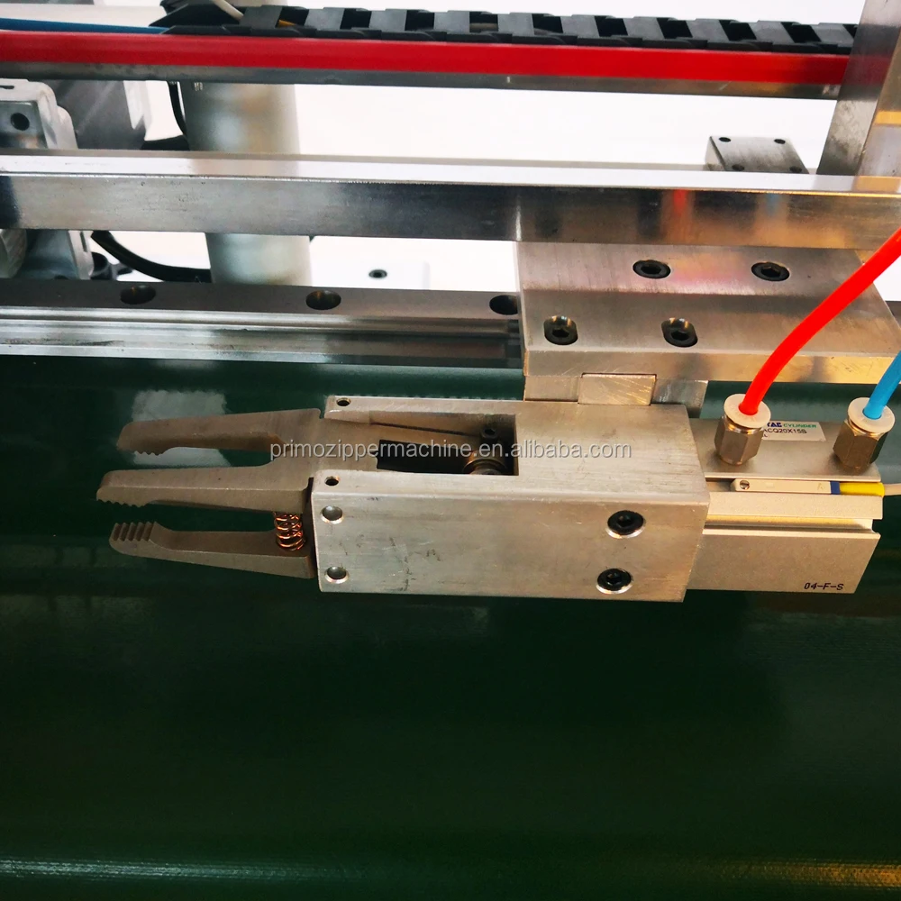 Auto close end nylon zipper cutting machine wirh robot arm