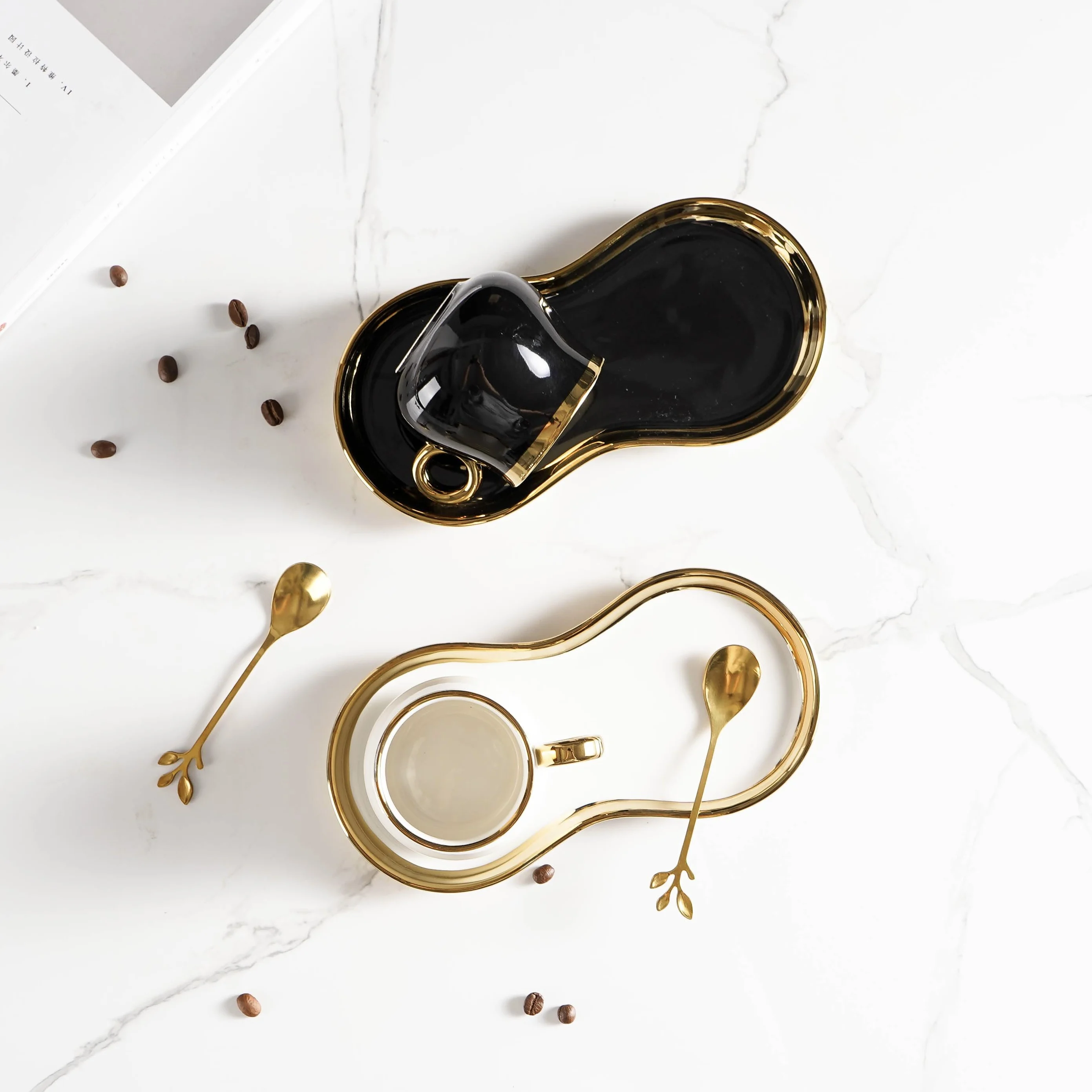 Керамическая кофейная чашка и блюдце из костяного фарфора с золотым ободком черно-белая многоразовая для чая кофе логотипом на заказ