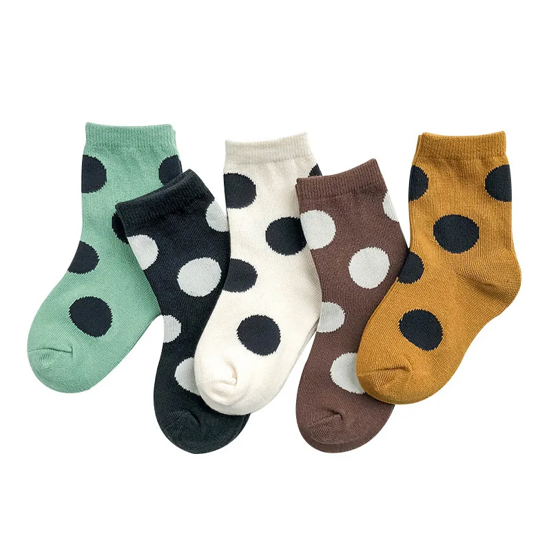 Fashion boys and girls in the tube color matching student socks