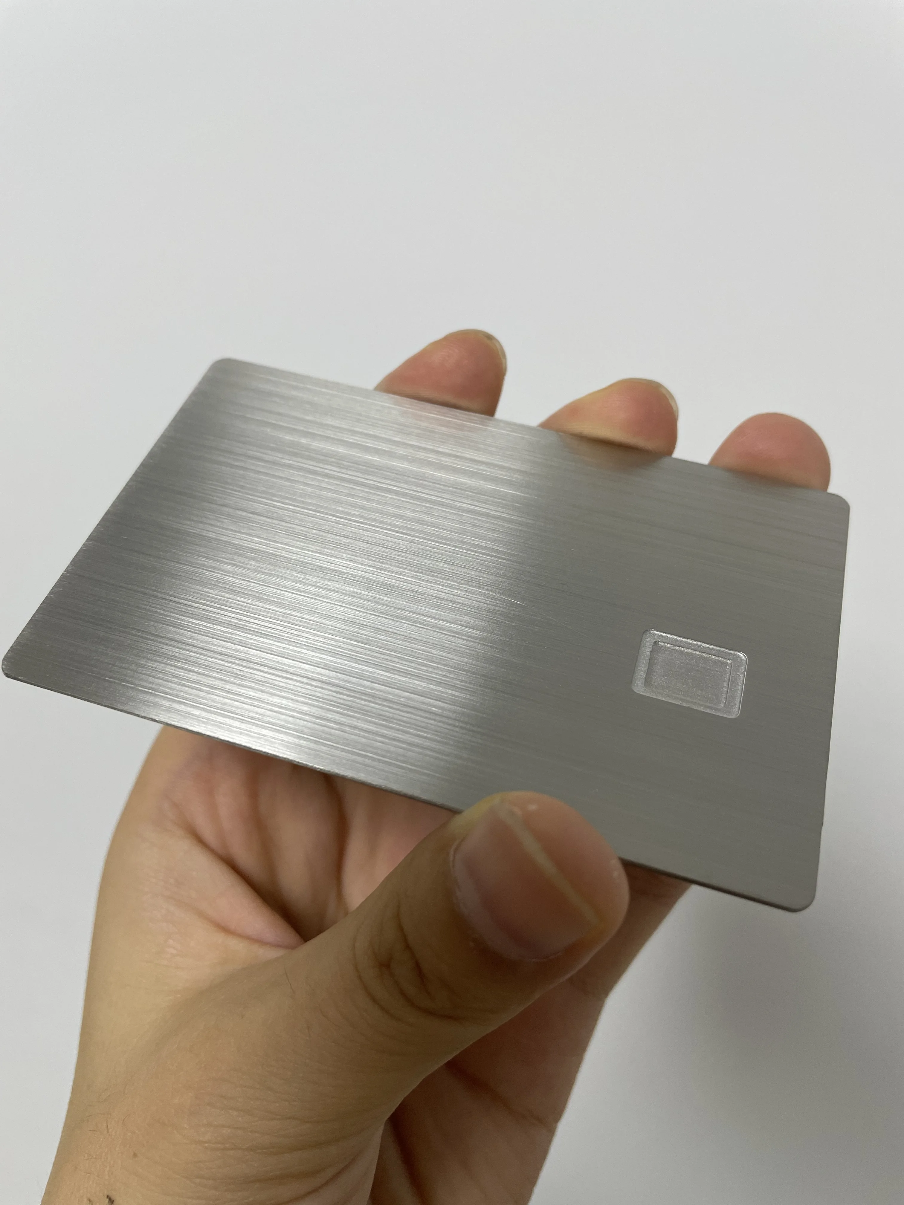 EMV чип слот металлическая Кредитная дебетовая карта с черной магнитной полосой и фирменной