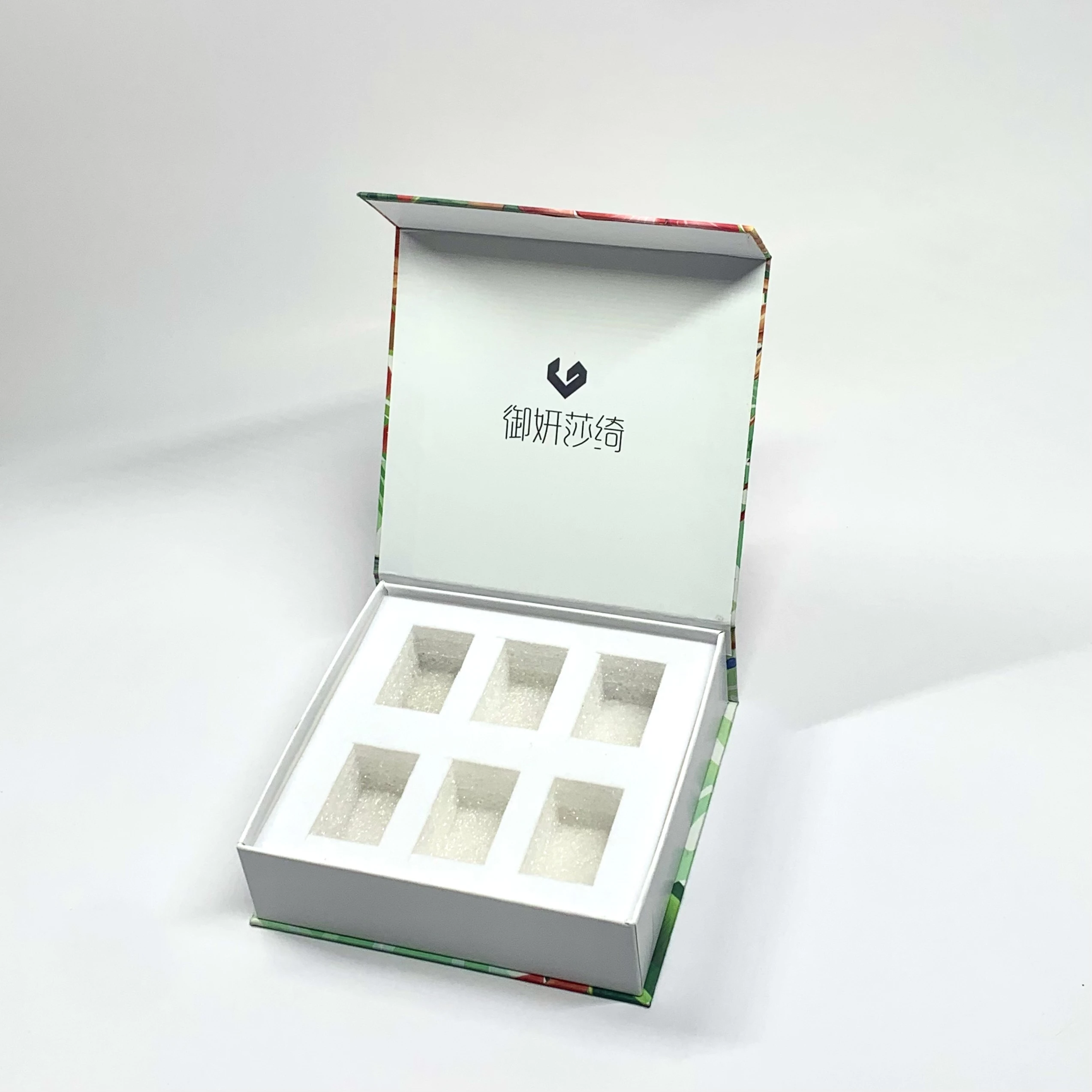 2024 New Custom Design Large Logo Paper Magnetic Folding Box Packaging Luxury Rigid Cardboard Foldable Gift Box