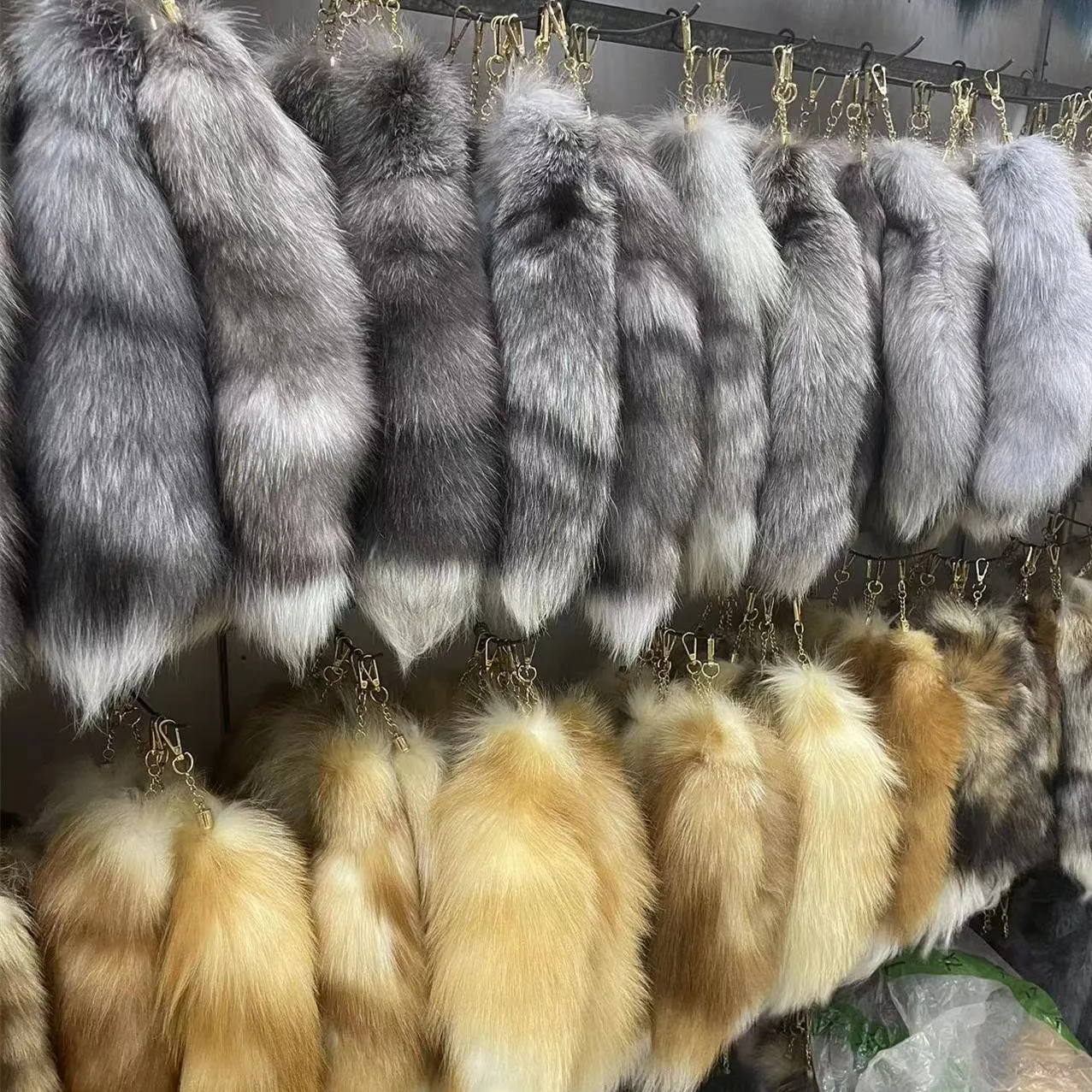 15.75inch Animal Shaggy Fox Fur Tail key Ring Realistic Fox Tail Keychain Decorative Therian Tail for Handbag Backpack Cosplay