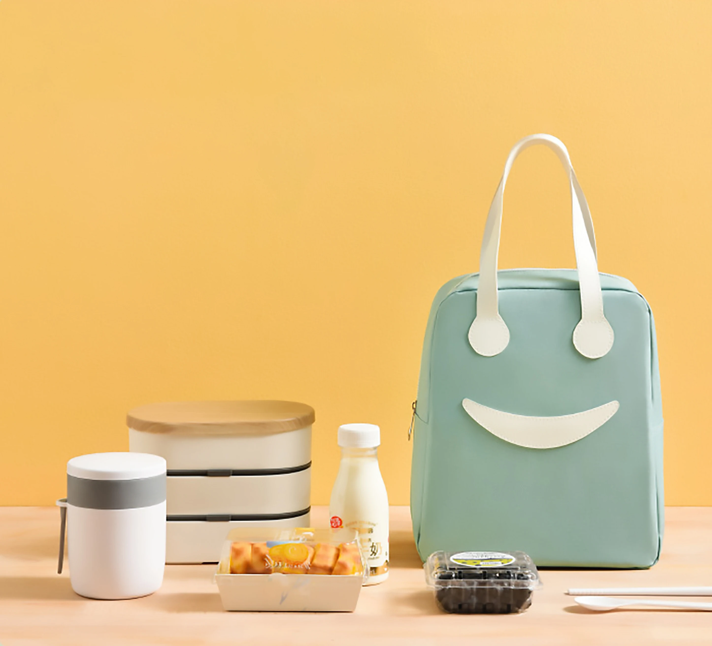 Smiling face insulated cooler bag portable and cute picnic tote lunch bag for childrens and adult