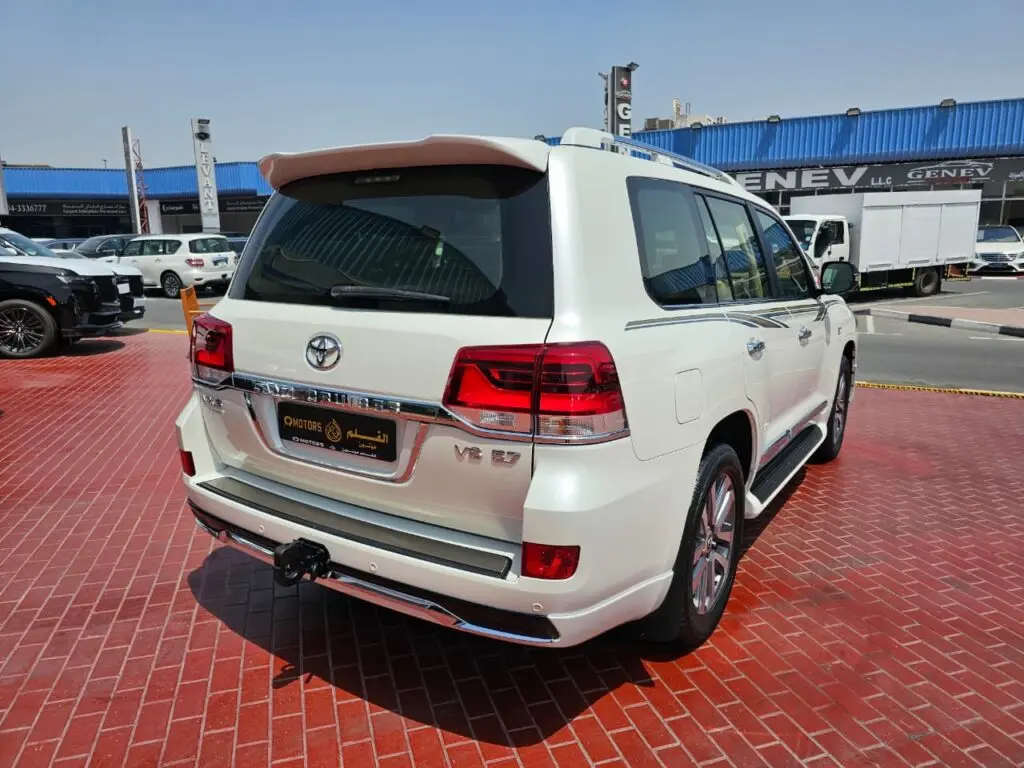 Power and Performance Used TOYOTA LAND CRUISER 2021 V8 4WD FULL OPTION WHITE COLOR cars  Well Maintained and Ready to  go