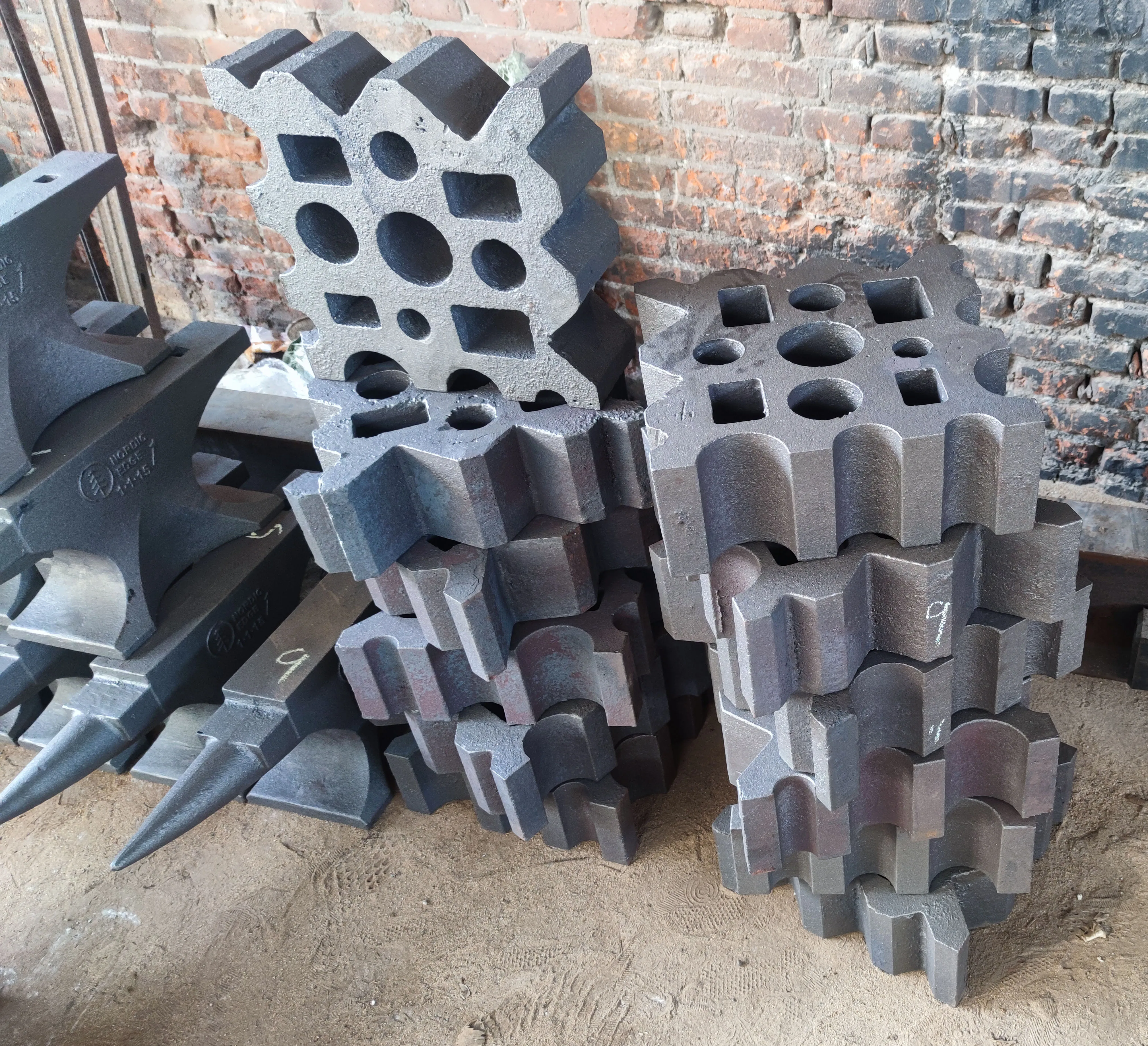 High Quality Cast Steel Anvil Blacksmith Forge Tong and Swage Block Tool Parts for Blacksmith Use Black Color