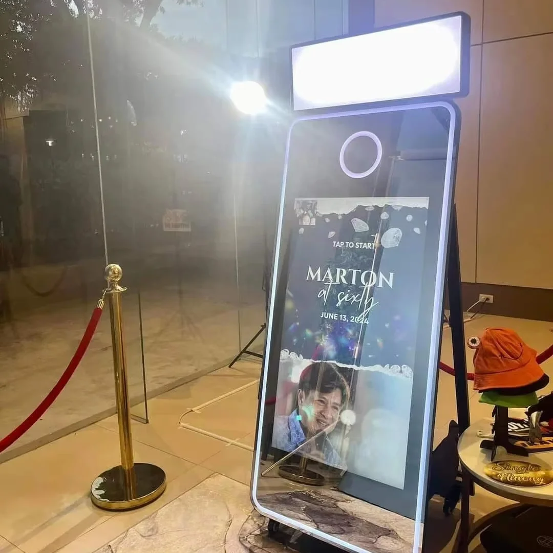 2024 Wholesale Mirror Photo Booth Machine Selfie 65Inch Touch Screen Magic Mirror Photobooth With Camera
