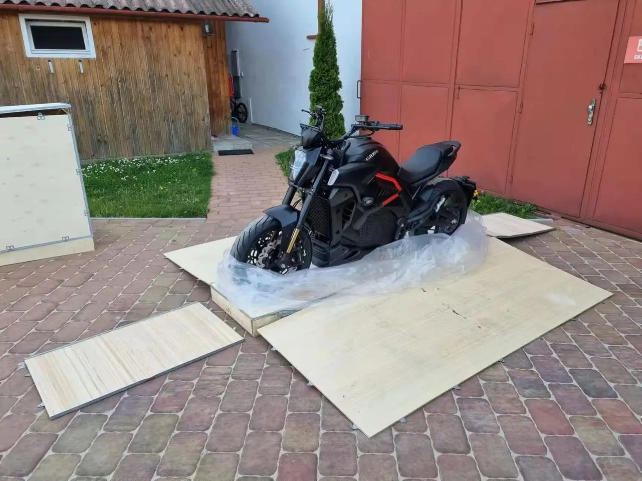 133v High Speed Central Motor Electric Motorcycle Alrendo High Performance with Water Cooling System