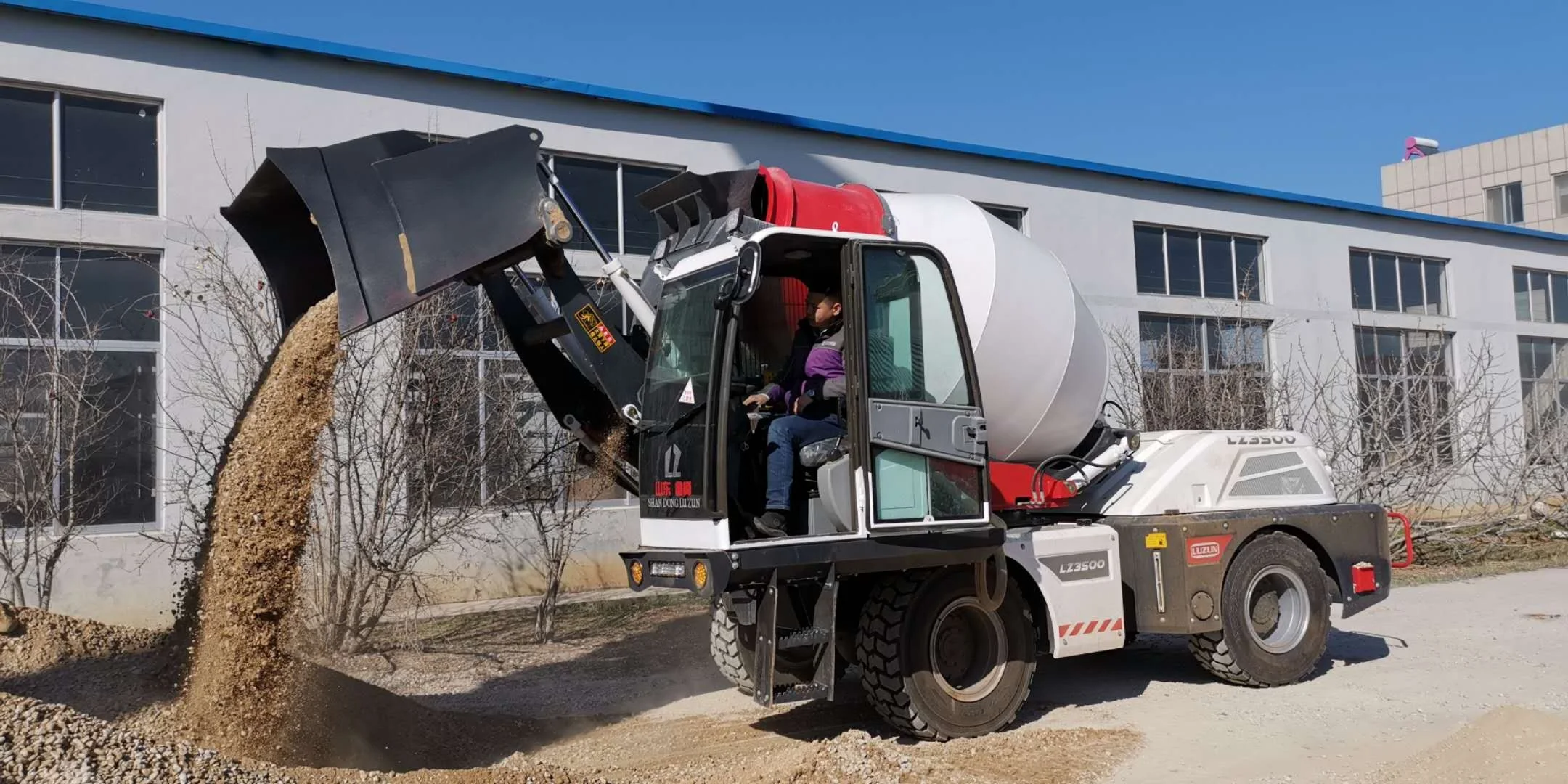 luzun professional factory 3.5cbm new design cheap price self-feeding mobile multi-function concrete mixer machine