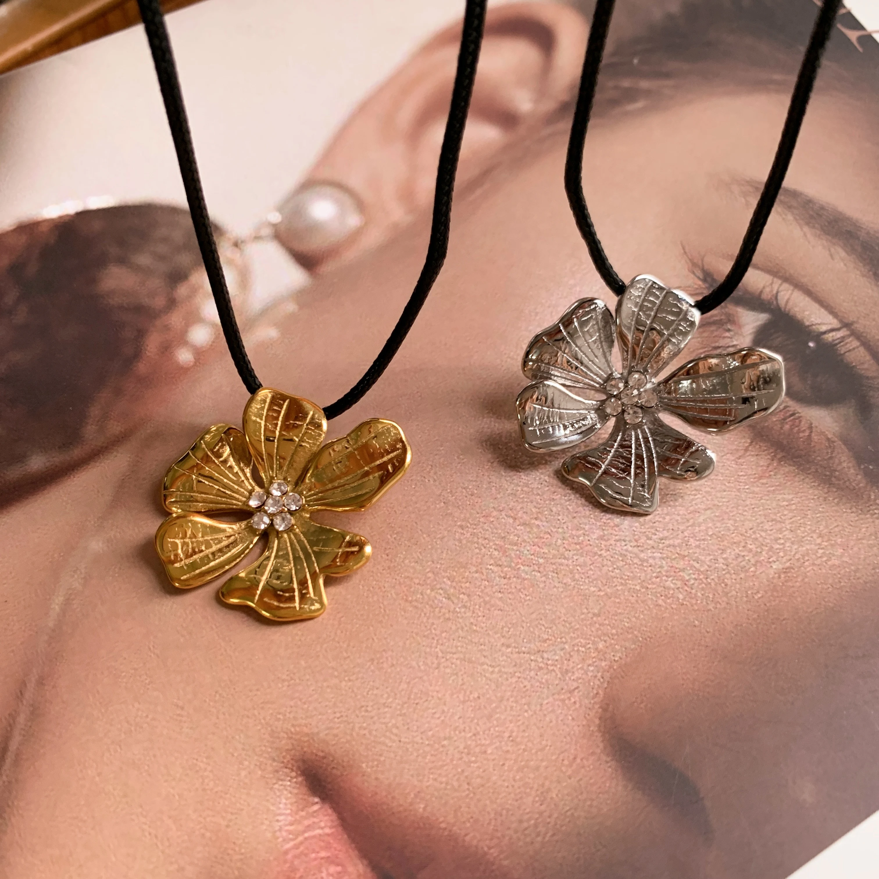 Zircon Flower Necklace Vintage Jewelry Tarnish Free Stainless Steel 18k Gold Plated Embossed Pendant Hibiscus Flower Necklace