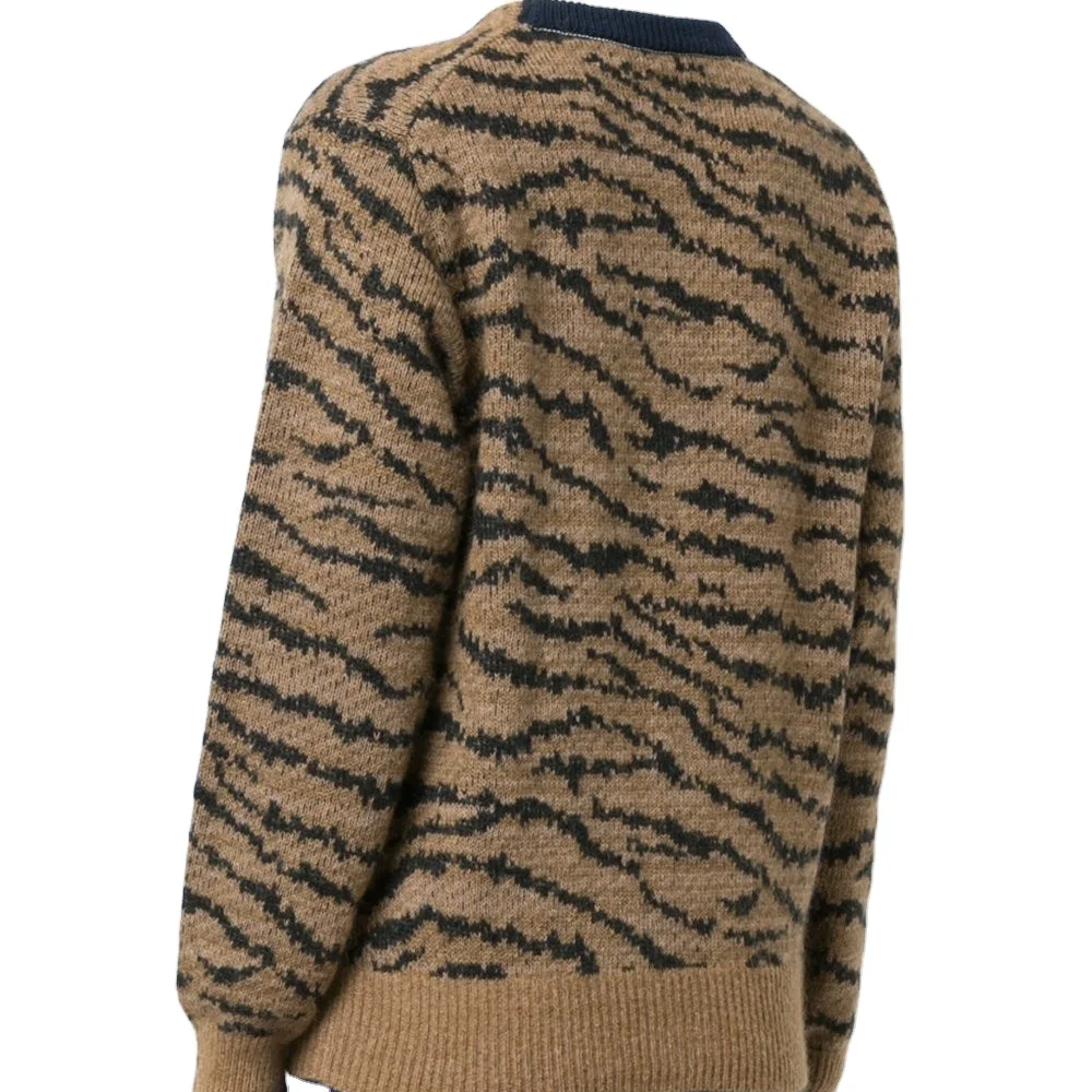 Индивидуальный зимний женский кардиган спереди, свитер