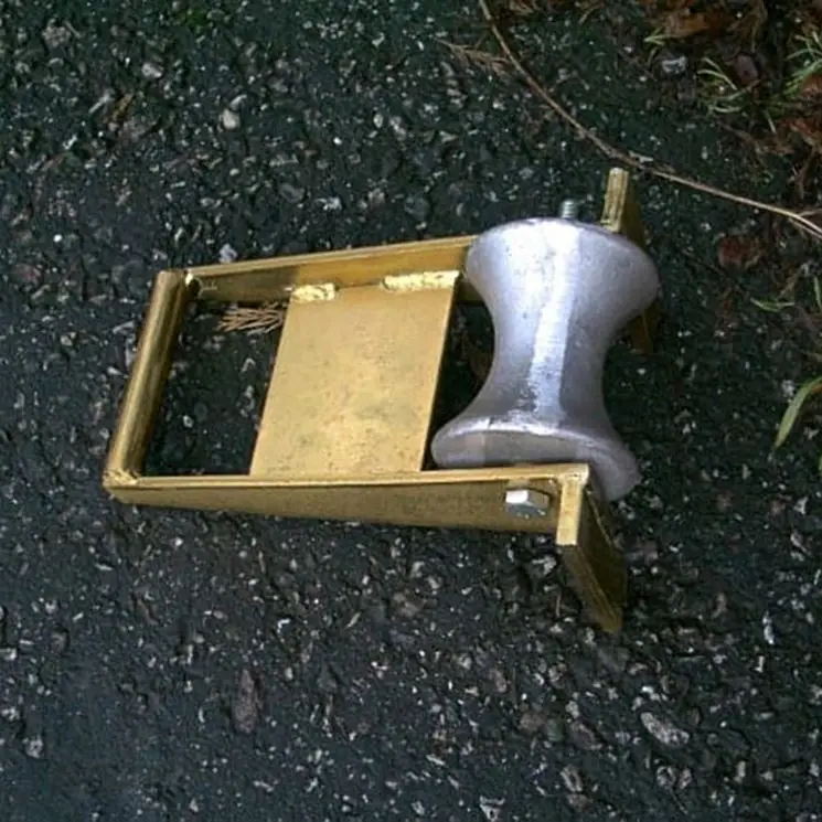 Manufacturer sales edge mount manhole cable roller used to prevent damage to cabling ropes at joint boxes