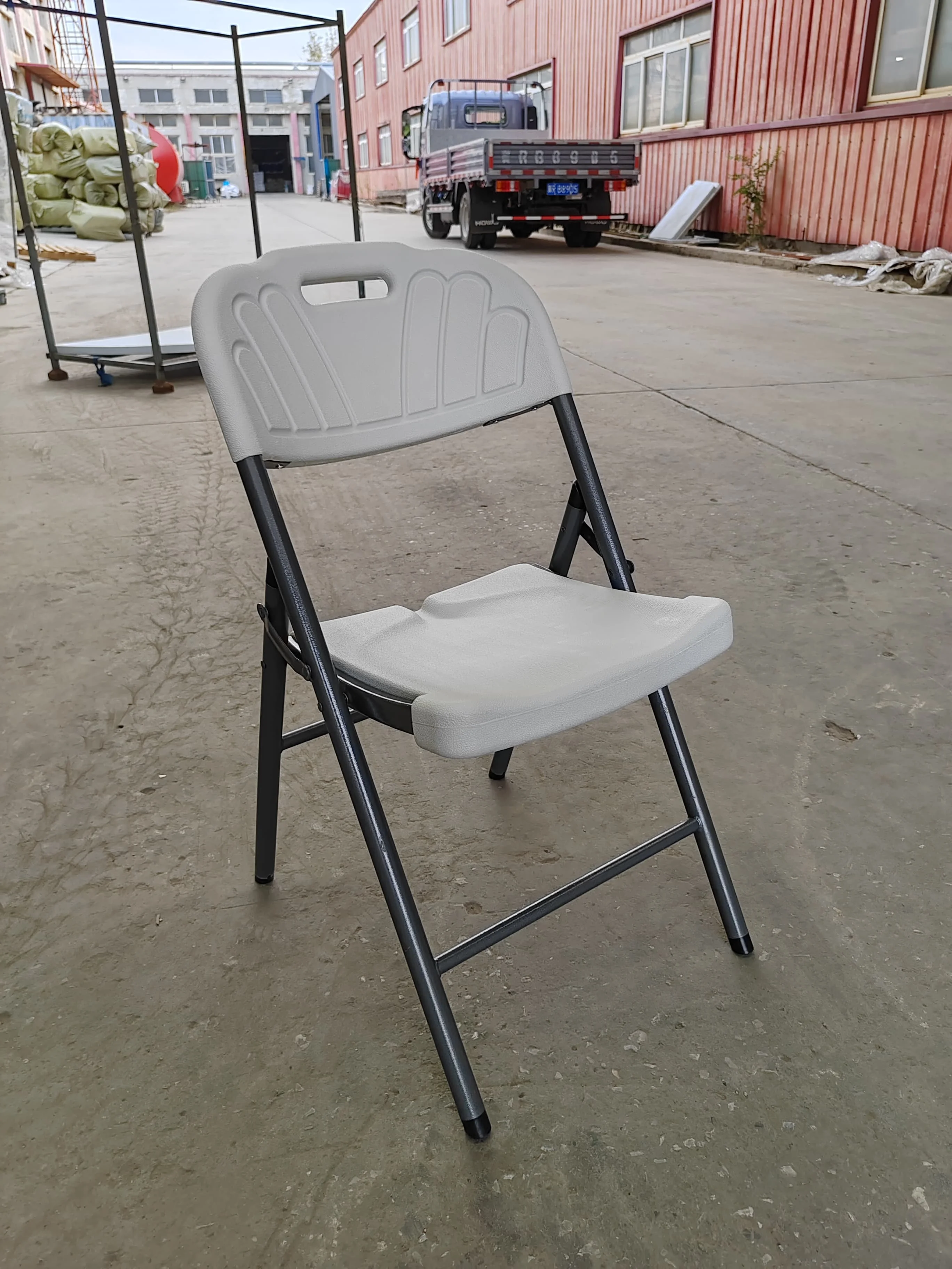 HDPE Outdoor Folding Plastic Chairs Blow Molded Banquet Leisure Foldable Chair