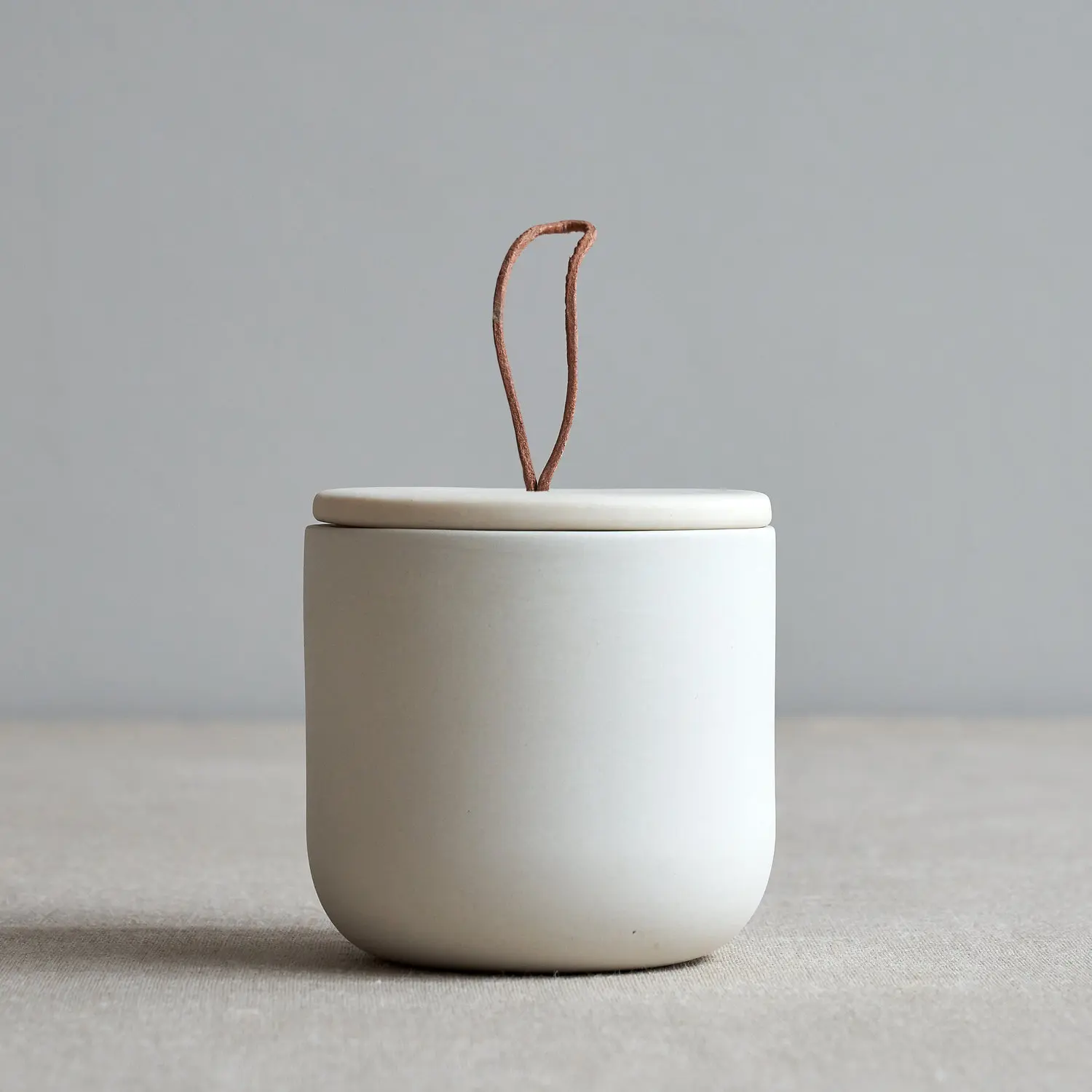 Wholesale design home decoration white candles vessel candle pot container black matte ceramic empty candle jars with lid