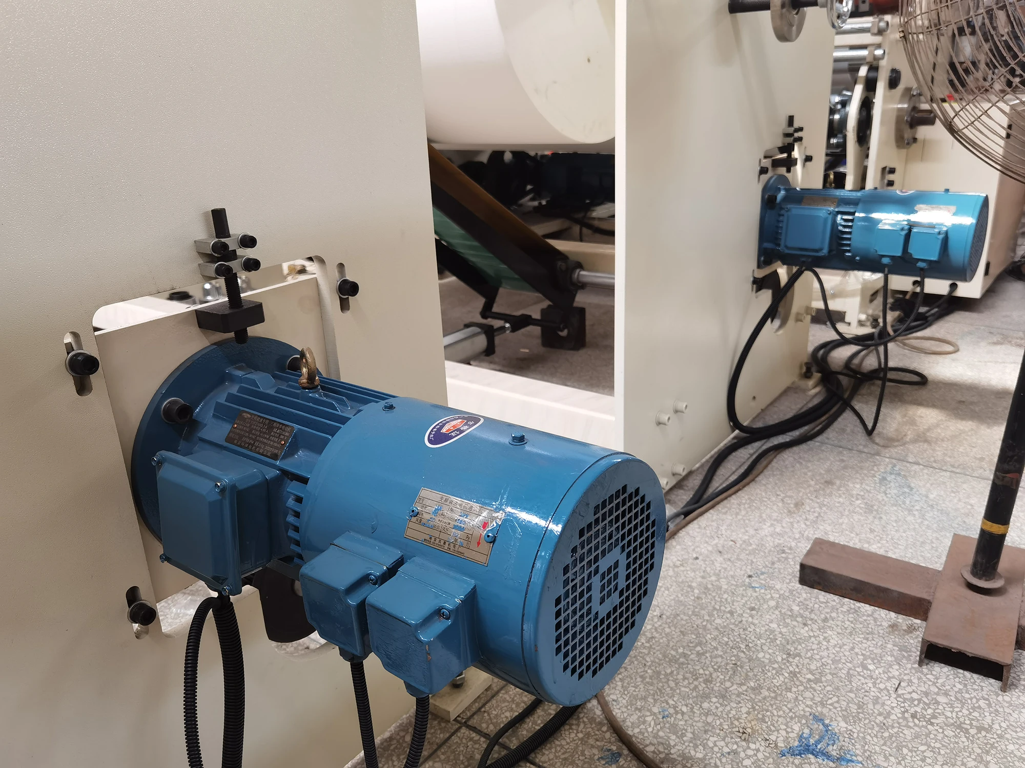 Automatic bobbin paper cutter / jumbo roll slitting machinery /bathroom tissue roll making machine