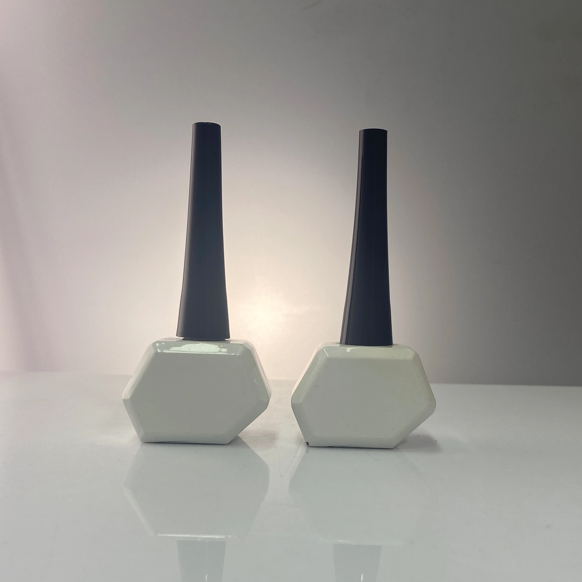 2022 New design special empty glass bottle nail polish bottles with brush cap 18.5ml