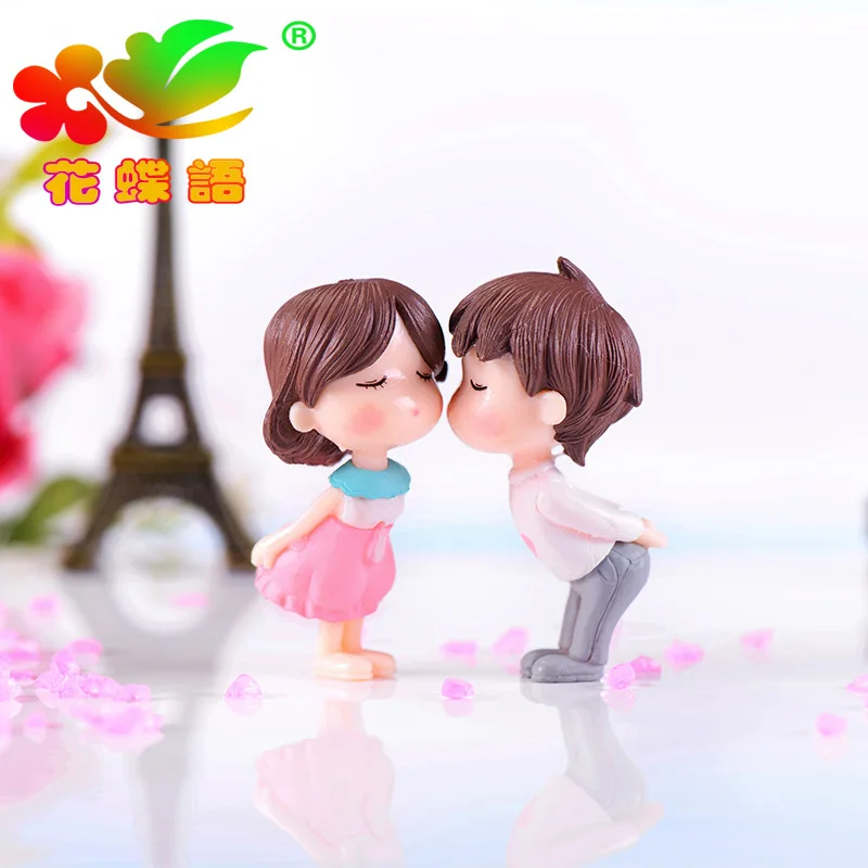 Chunjun Kiss Couple Doll Small Arts and Crafts Landscape Decoration PVC Plastic