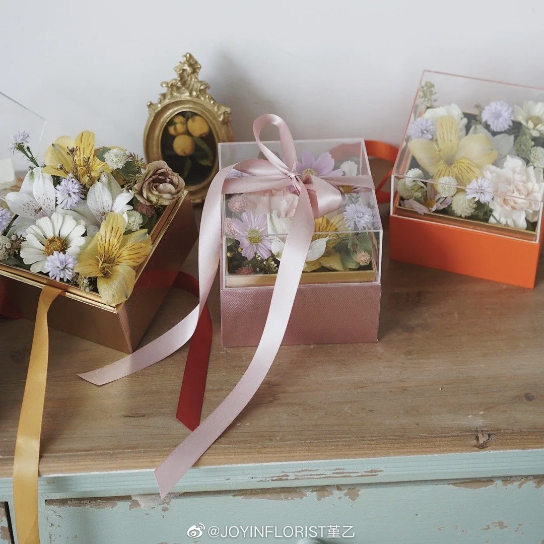 Round Square Flower Box with Clear Transparent Lid Ribbon Florist Packing Box Gift Flower Box for Valentine Bouquet