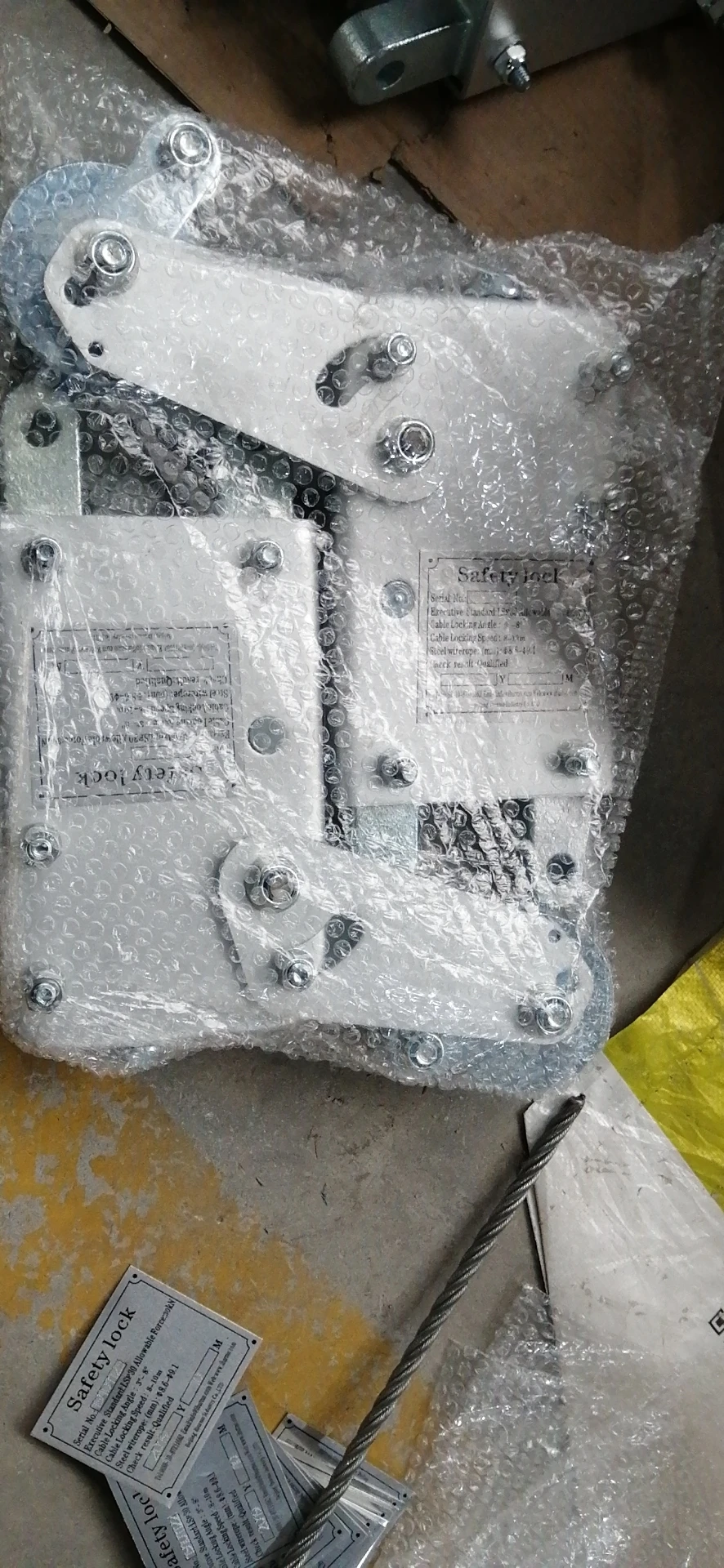 Safety lock of suspended platform