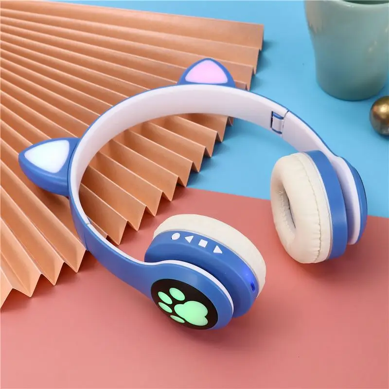 Customize logo headset Guandong headphone manufacturer wireless Cat Ear headset flashing light