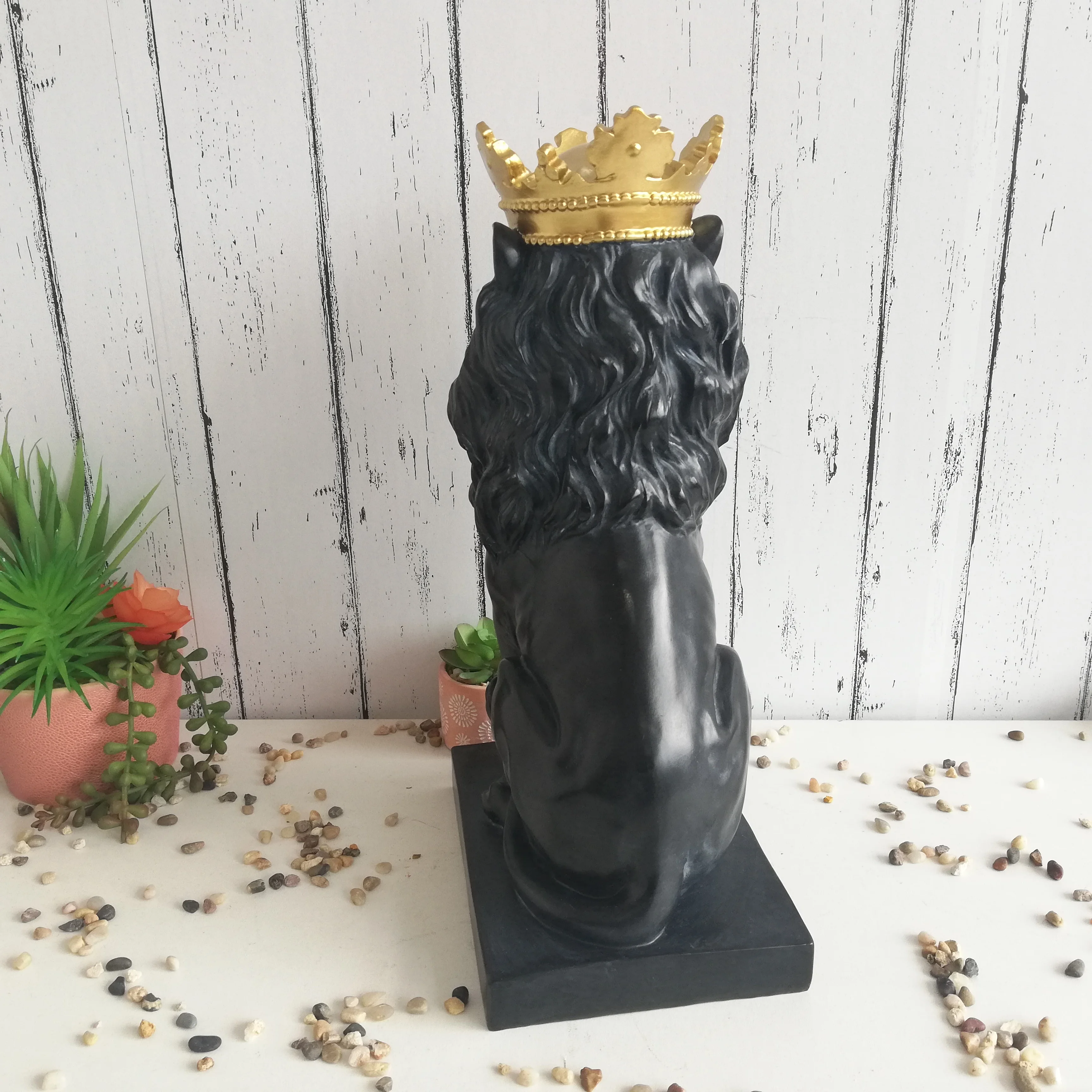 wholesale    Handmade Painted Resin king lion Figurine Sculpture with crown