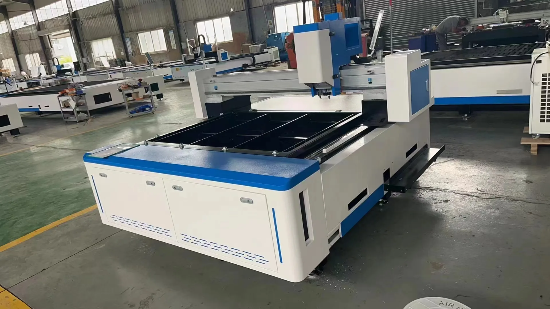 stainless steel Cut Equipment carbon steel Cutter 1390  metal Fiber Laser Cutting Machine with surrounding cover