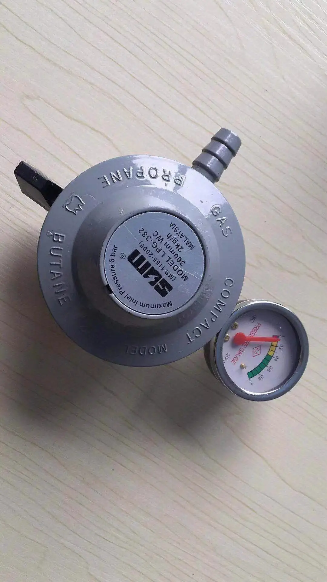 
LPG gas regulator with aluminium body and wheel 