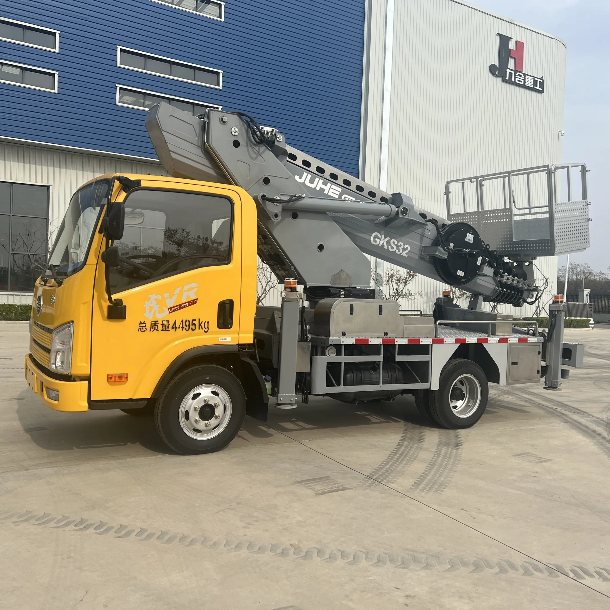 JIUHE factory price high altitude operation truck 32m aerial lift truck hydraulic boom lift aerial work platform truck