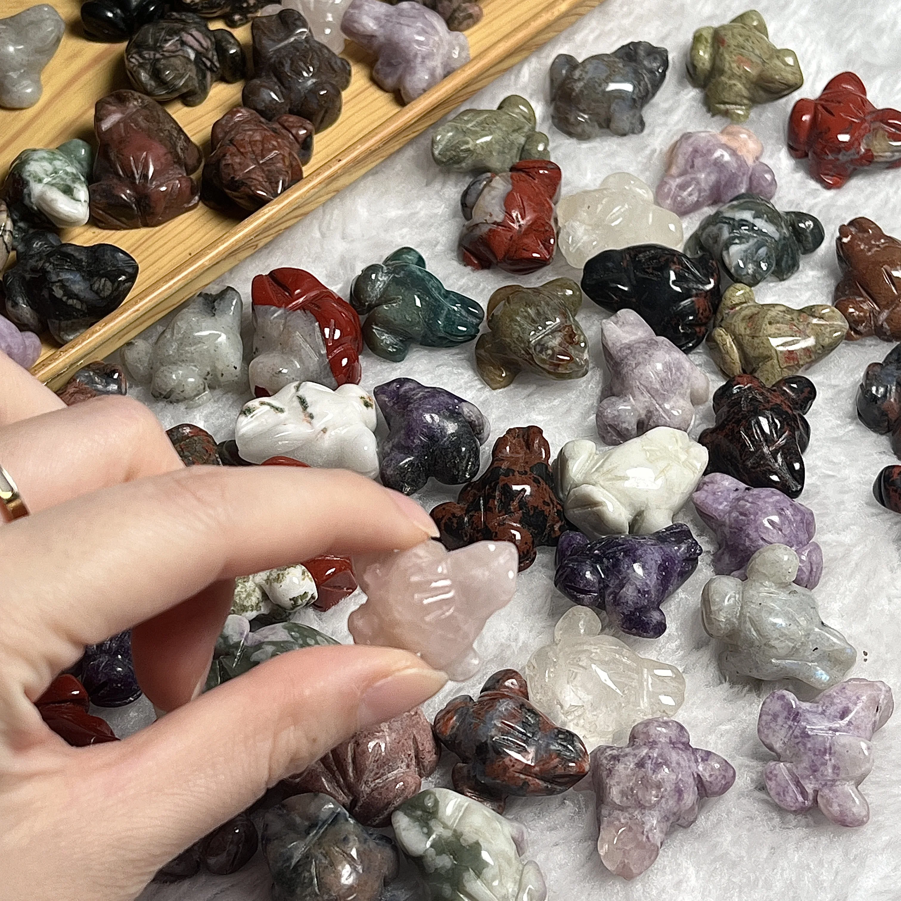 Natural Stone and Crystal Chinese Frog Mini Carvings Hand-Carved Marble Frog Sculptures for Gifts
