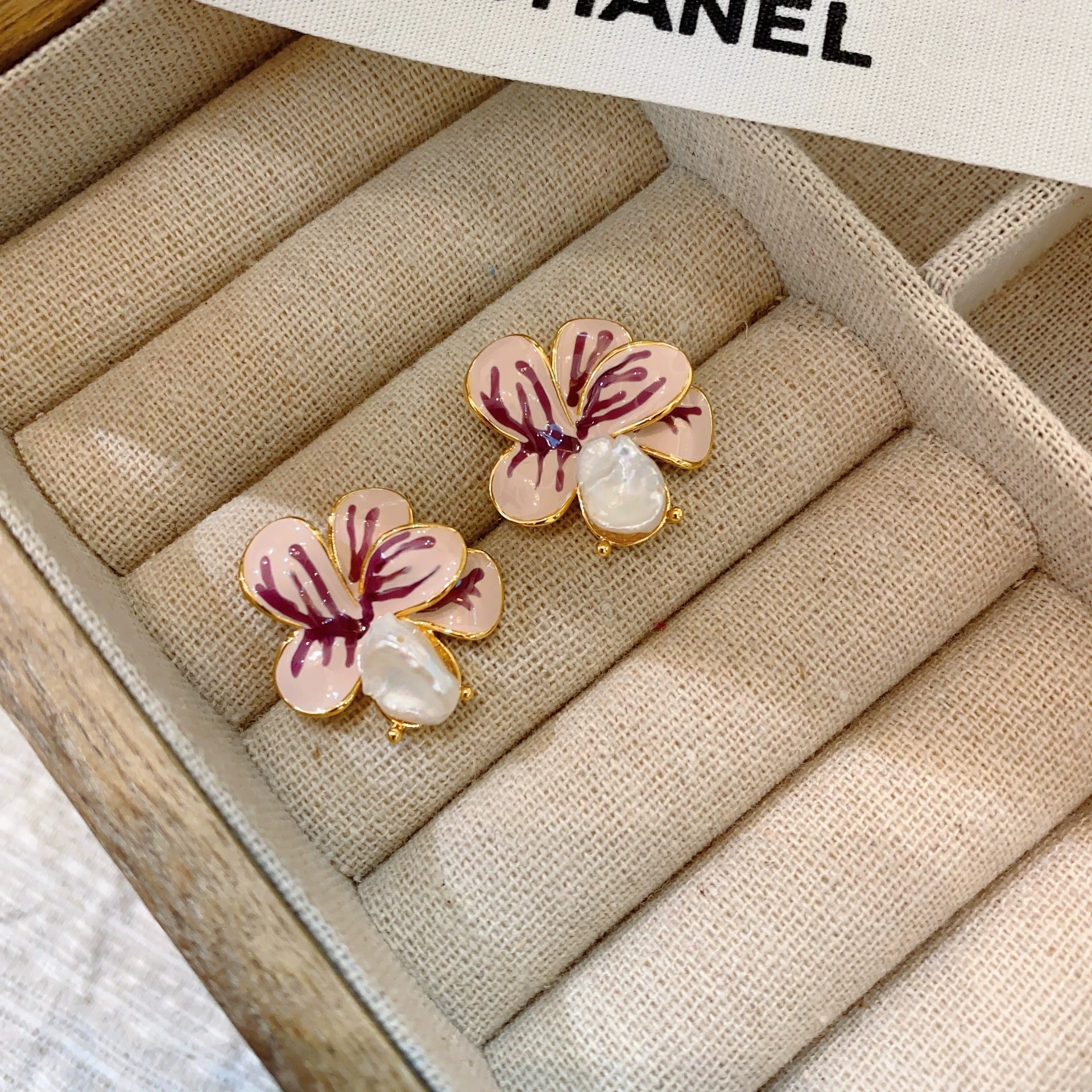 Zhuji New Retro Style Baroque Pearl Earrings French Oil Painting Frame Flower Literary Earrings