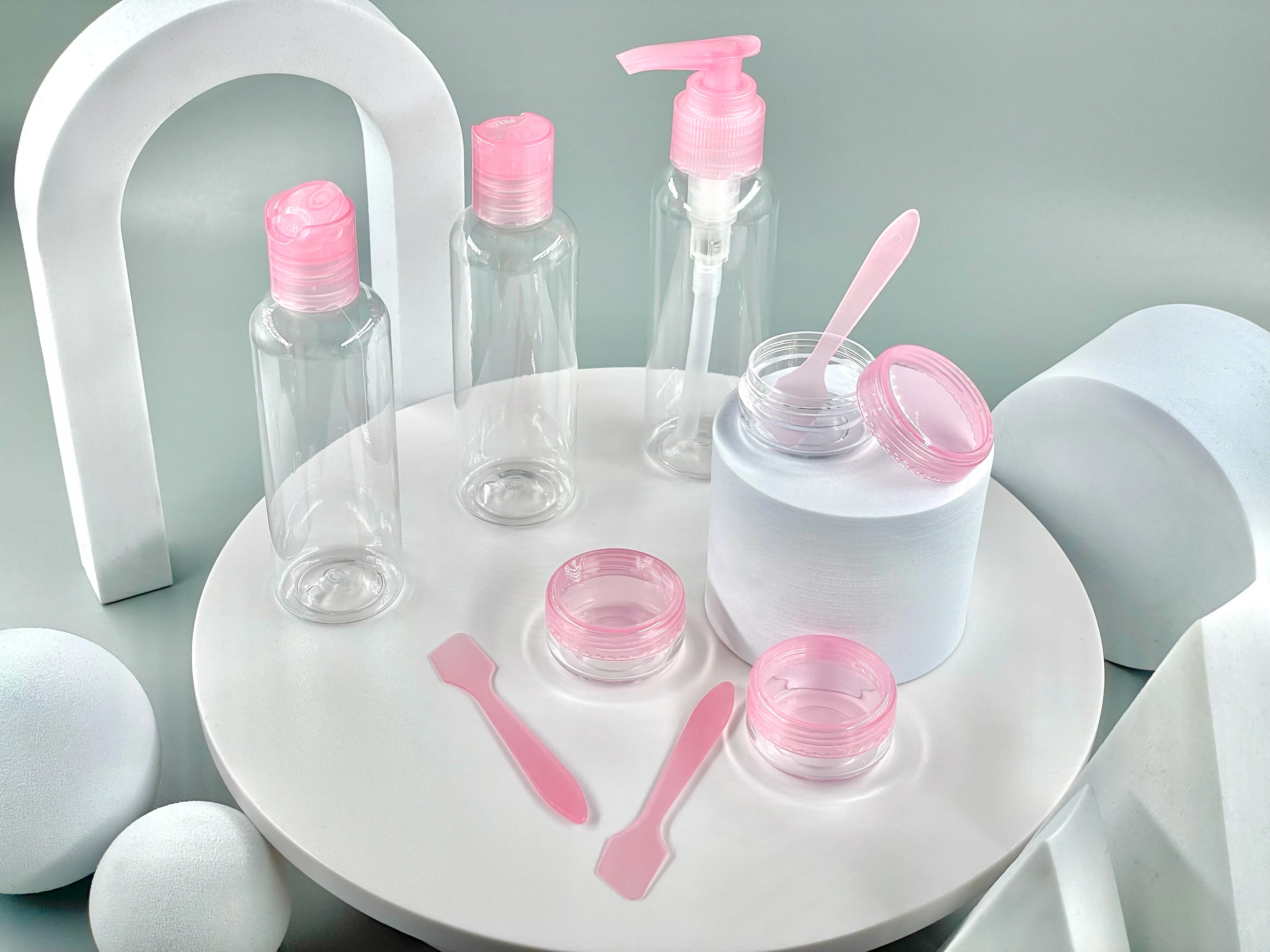Wholesale Free Sample Refillable Empty Plastic Bottle and Cream Jar Travel Set for Cosmetic and Personal Care Liquid Use