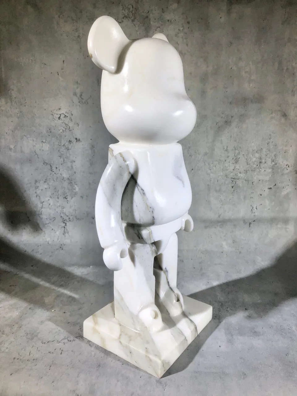 Hot Sales Calacatta White Marble Hand Carved Gloomy Bear Stone Sculptures For Home Decoration