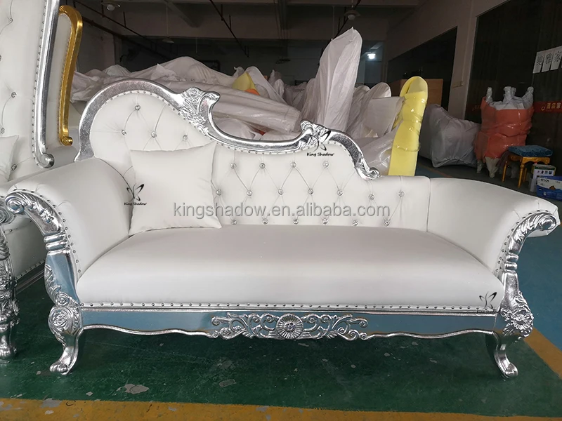 Винтажный и современный набор диванов для приема в гостиную