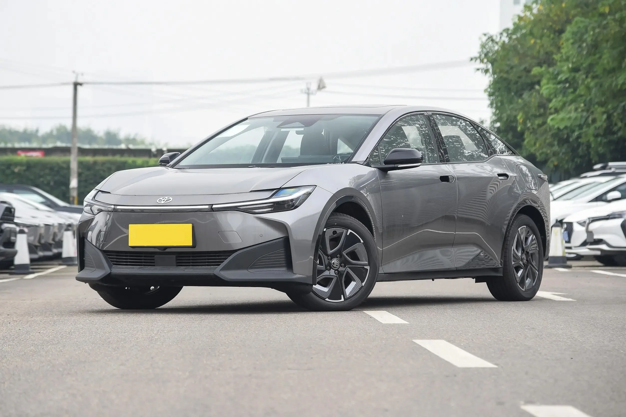 Toyo ta Bz3 Electric Sedan Elite PRO with 517 km Range FWD Leather Seats Sunroof and Lithium Battery