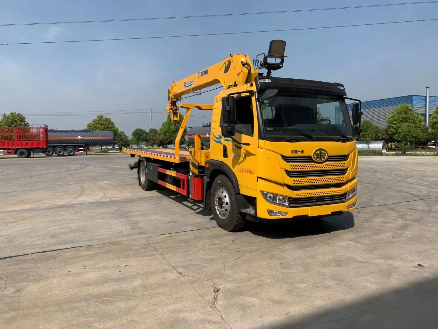 Left Hand Drive FAW 4X2 Flatbed Tow Truck with Crane 8 Ton Folding Boom Crane Wrecker Tow Truck for Sale