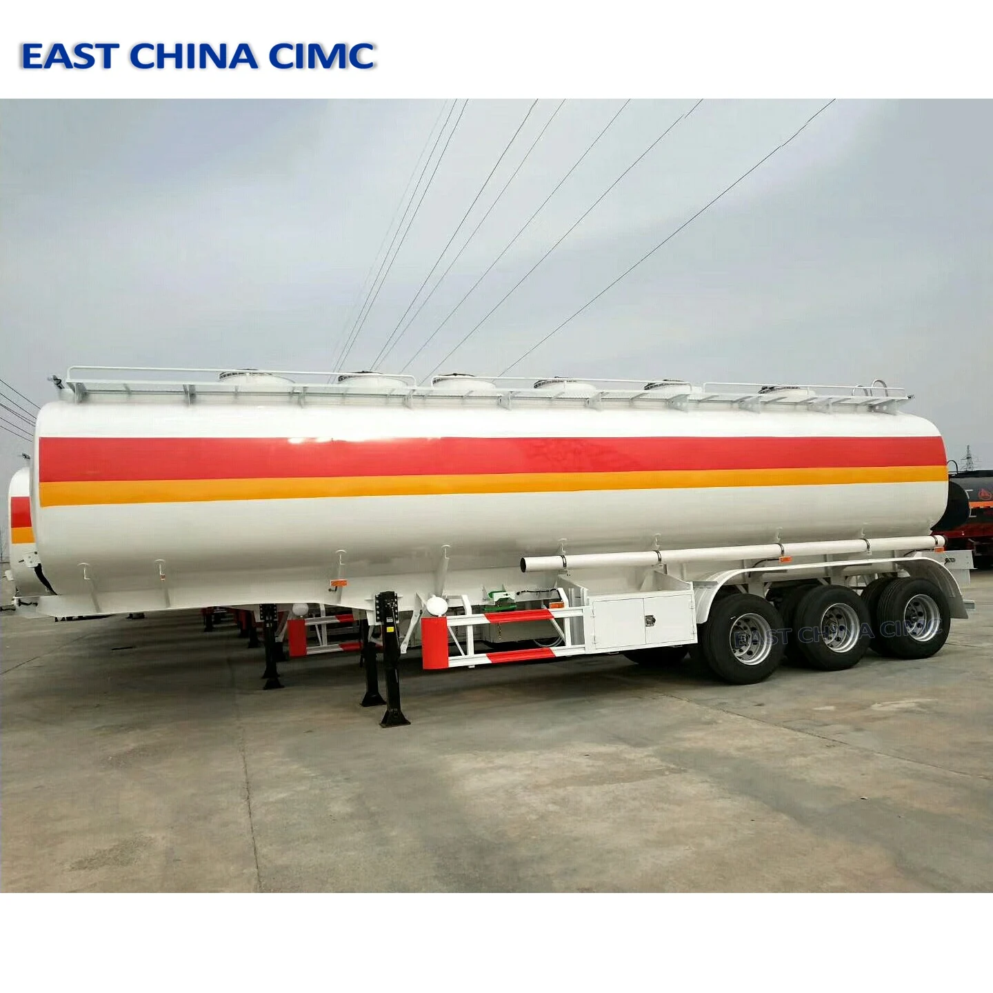 12 Wheels Fuel Tank Trailer With Explosion-Proof Manhole Cover Carbon Steel Fuel Tank Trailer For Petroleum Mining Site