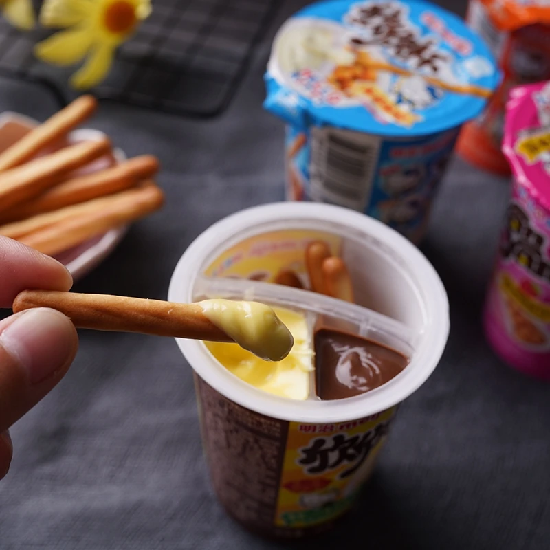 Wholesale delicious chocolate biscuit strawberry biscuit  healthy children snacks