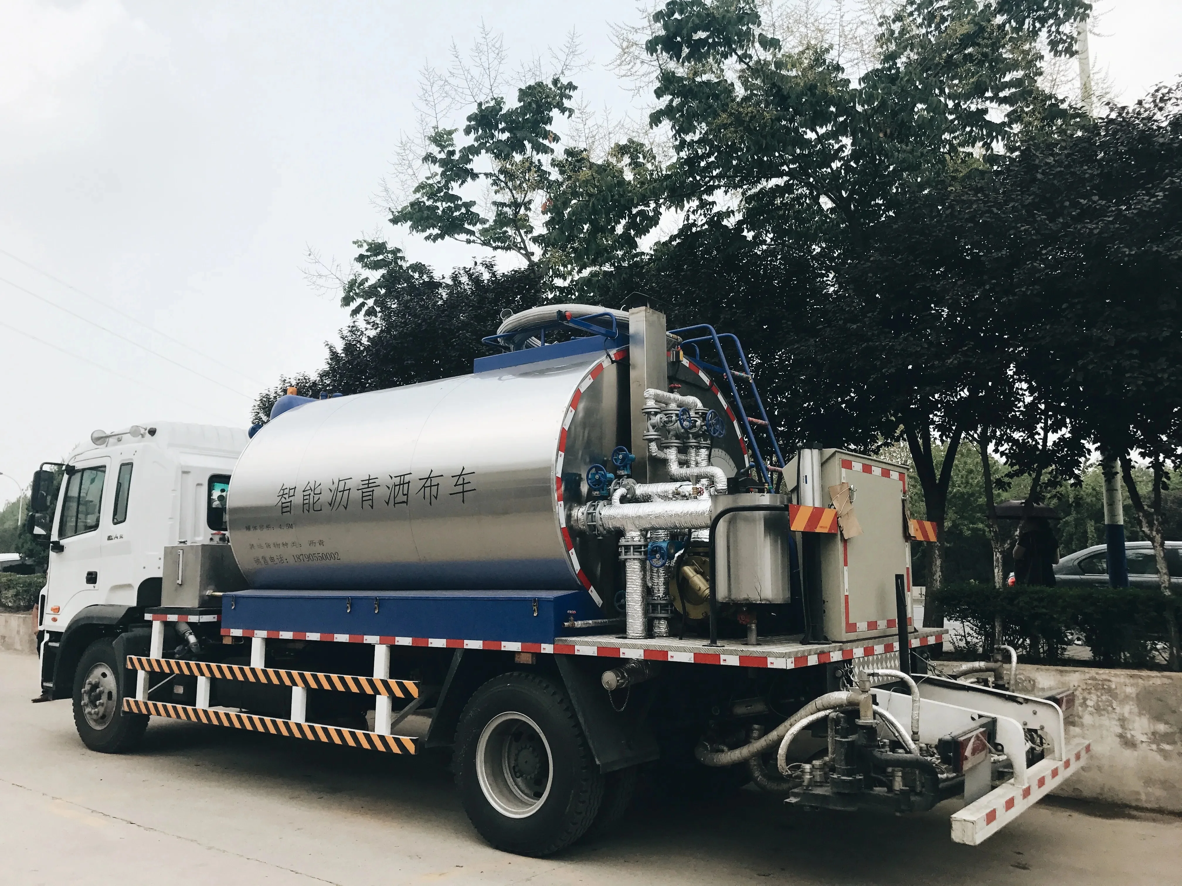 4x2 automatic asphalt spreader truck 6 ton Asphalt bitumen sprayer truck